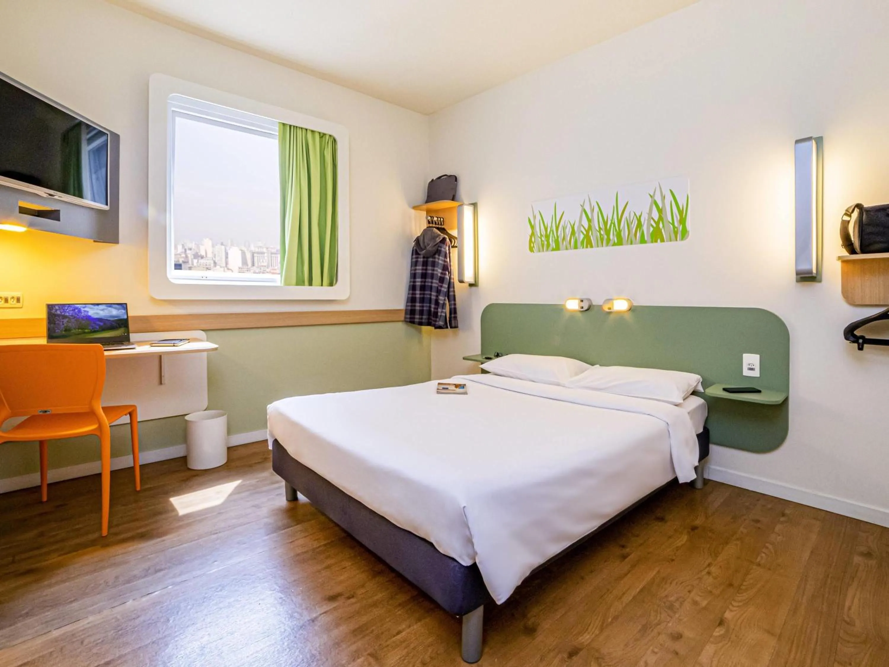 Bedroom, Bed in ibis budget SP Frei Caneca