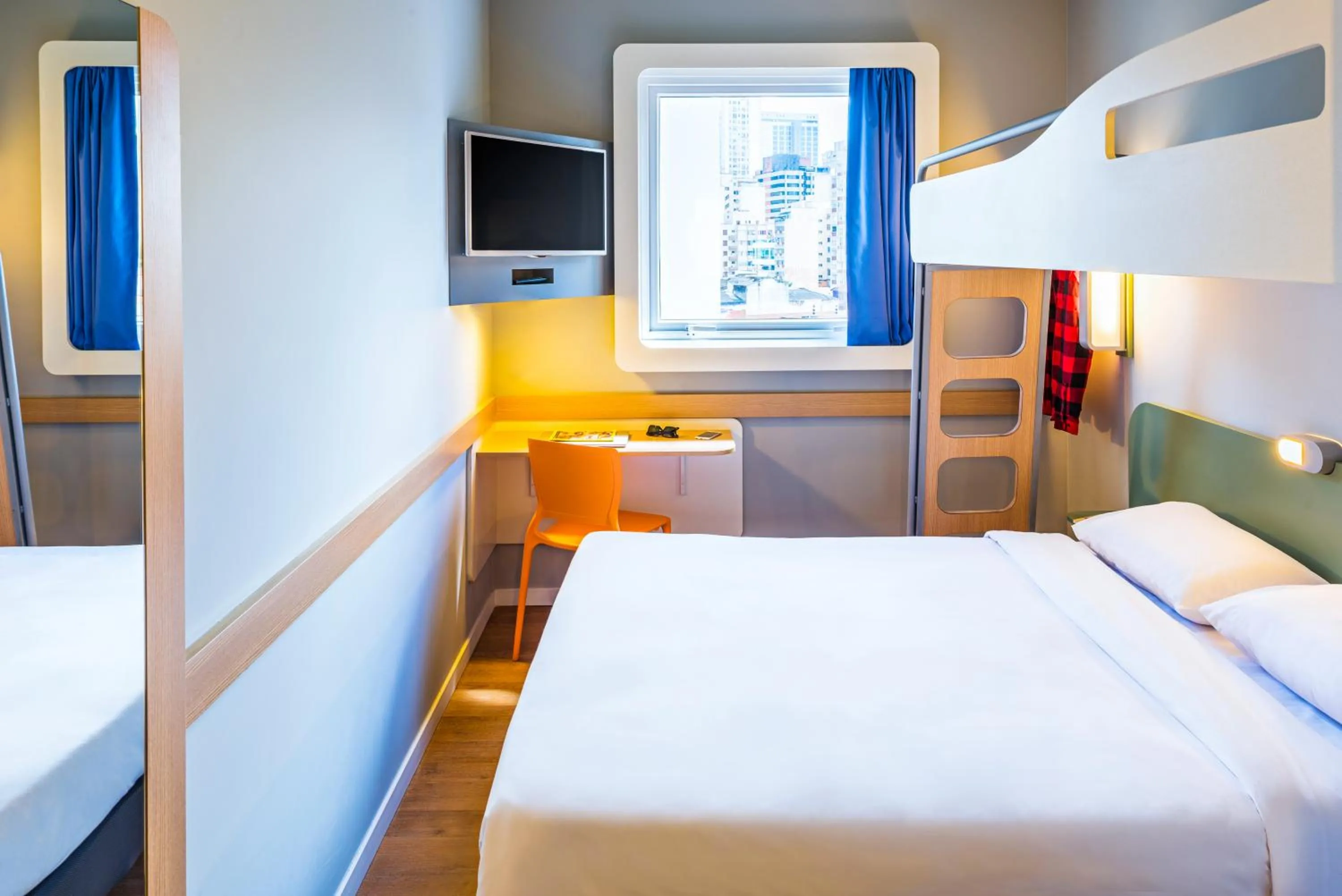 Standard Room with1 Double Bed and 1 Single Bed in ibis budget SP Frei Caneca