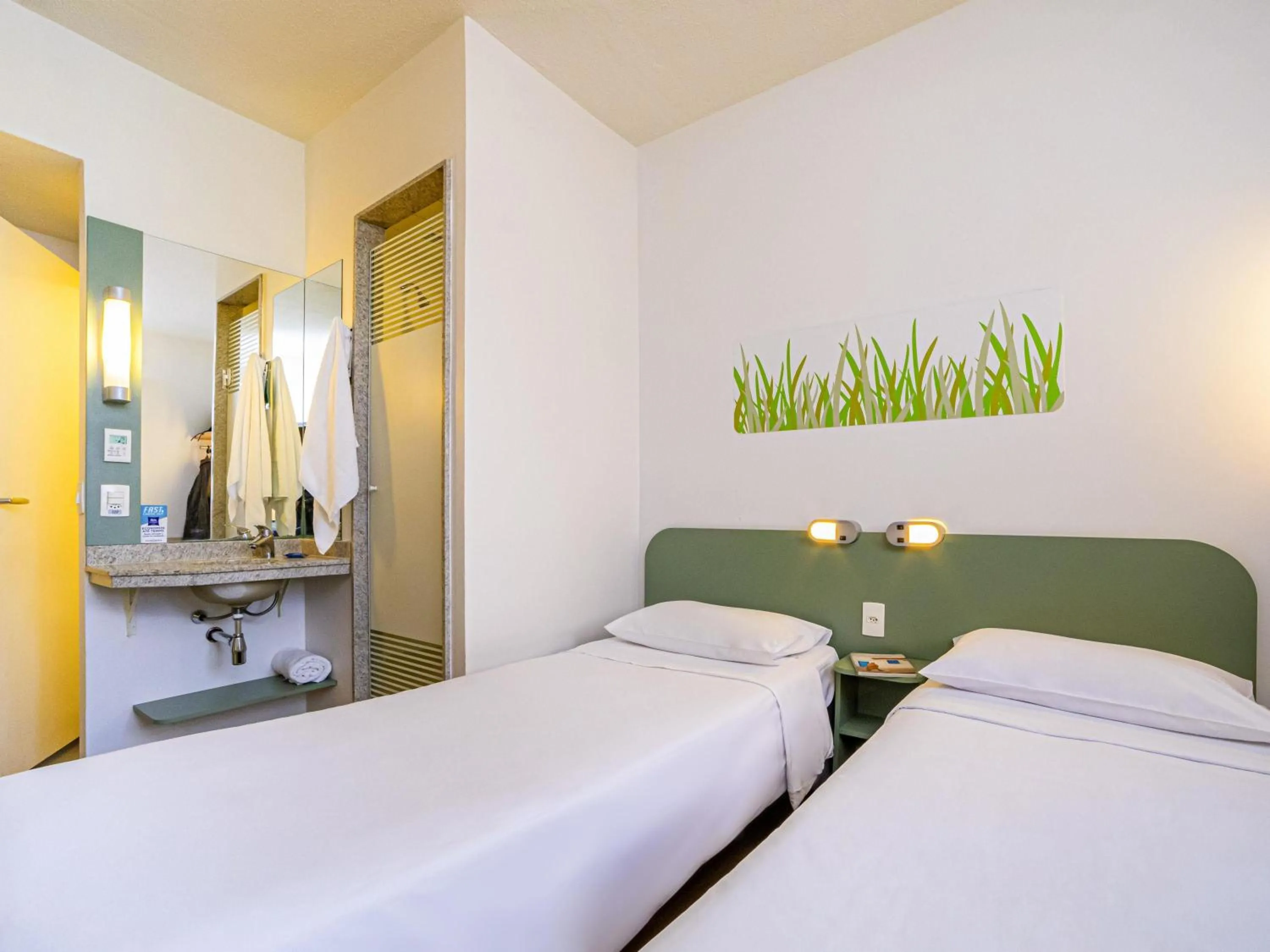 Bedroom, Bed in ibis budget SP Frei Caneca