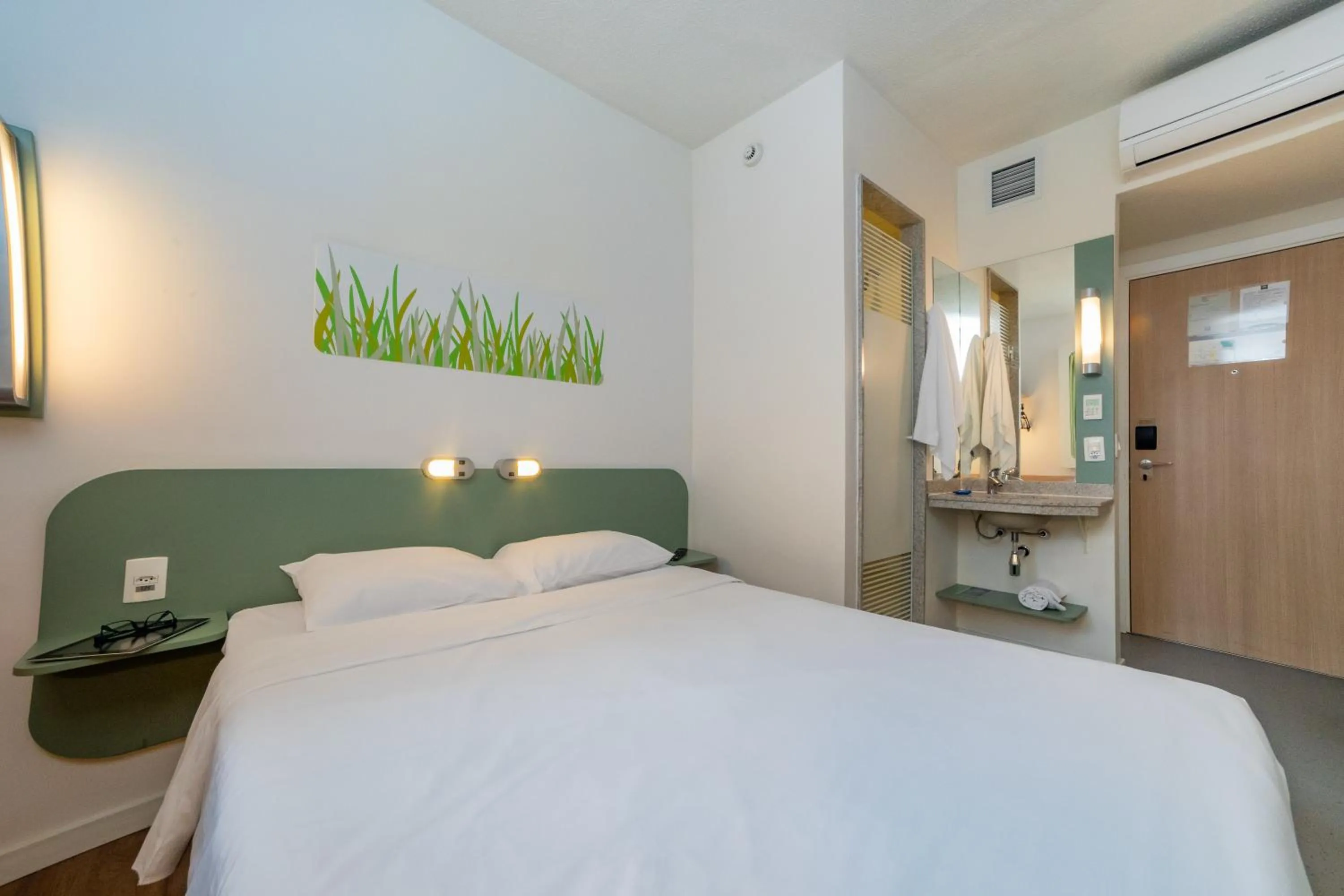 Bedroom, Bed in ibis budget SP Frei Caneca