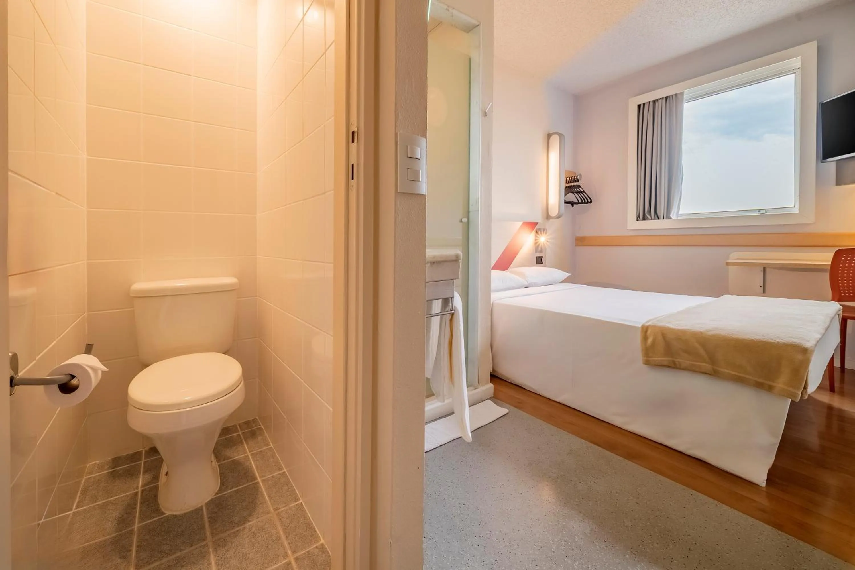 Bathroom, Bed in ibis budget Sao Paulo Paulista