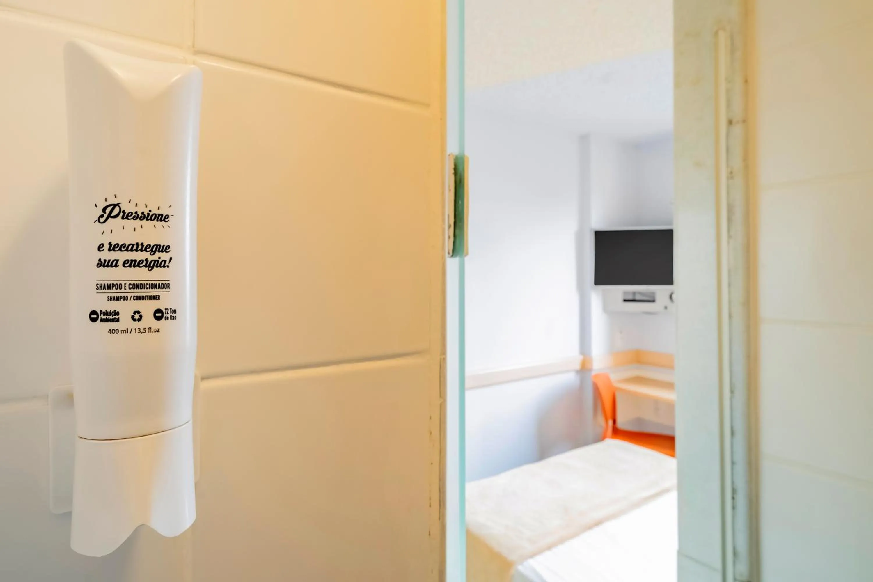 Bathroom, Bed in ibis budget Sao Paulo Paulista