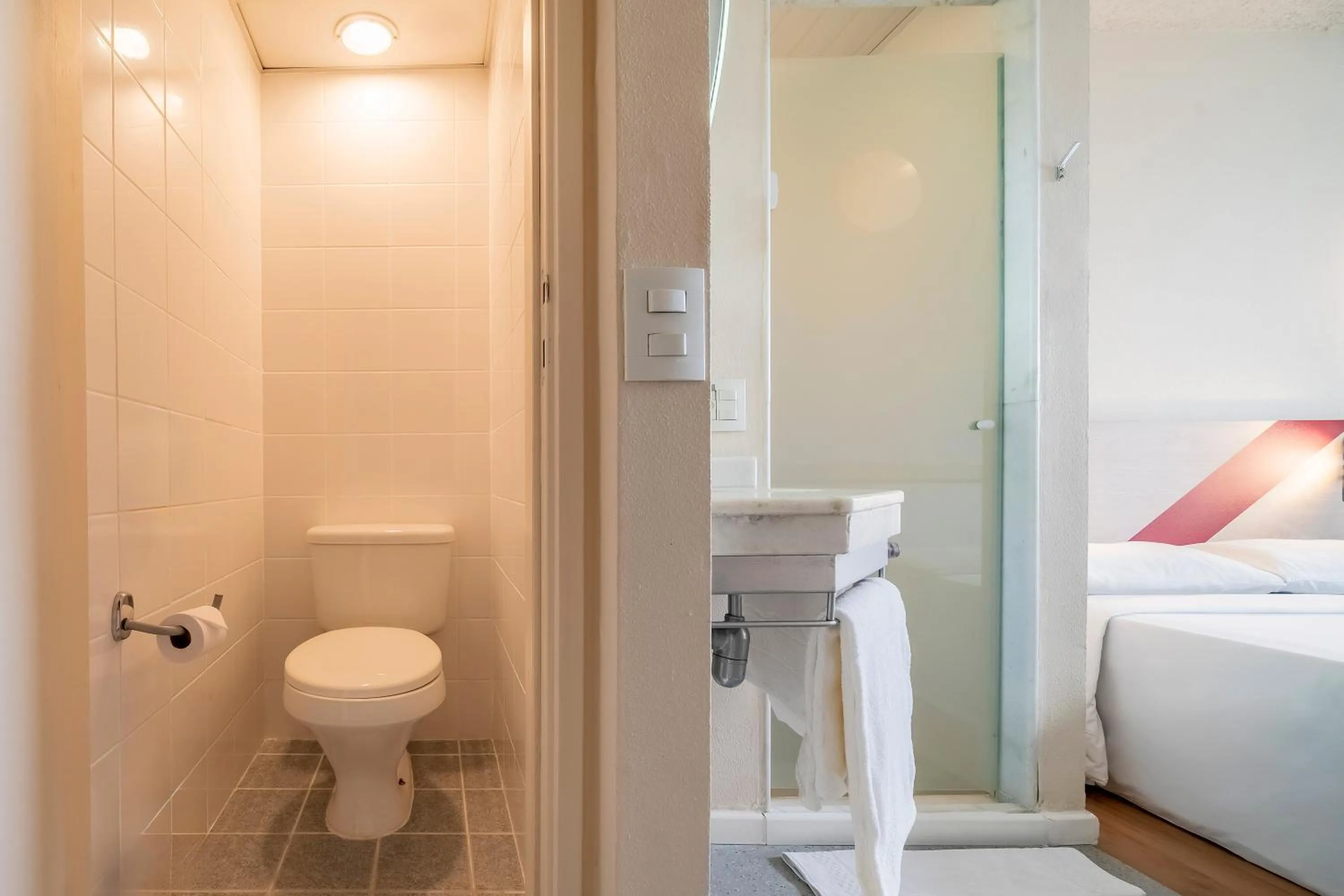 Bathroom, Bed in ibis budget Sao Paulo Paulista