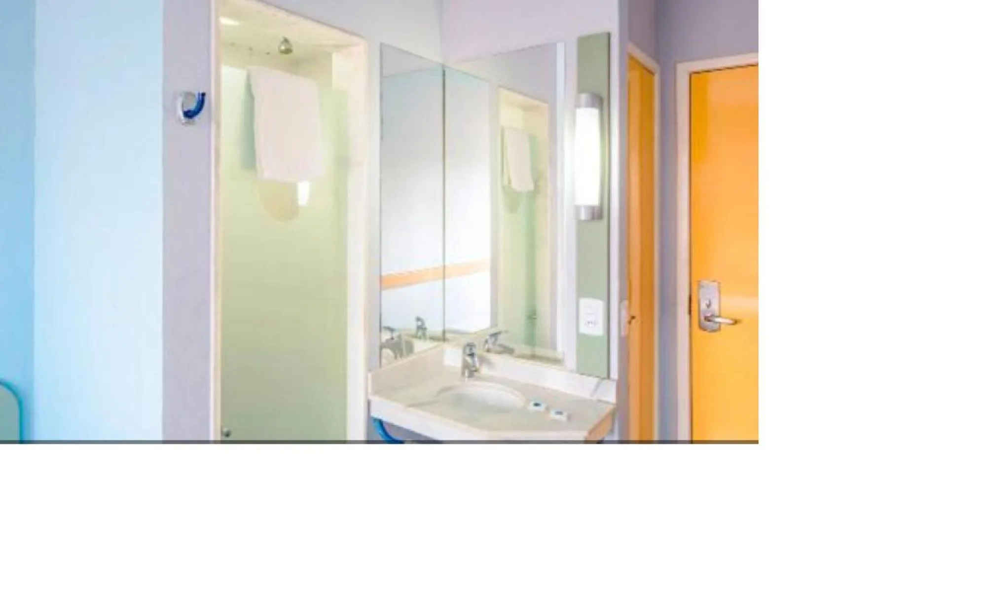 Bathroom in ibis budget Belem