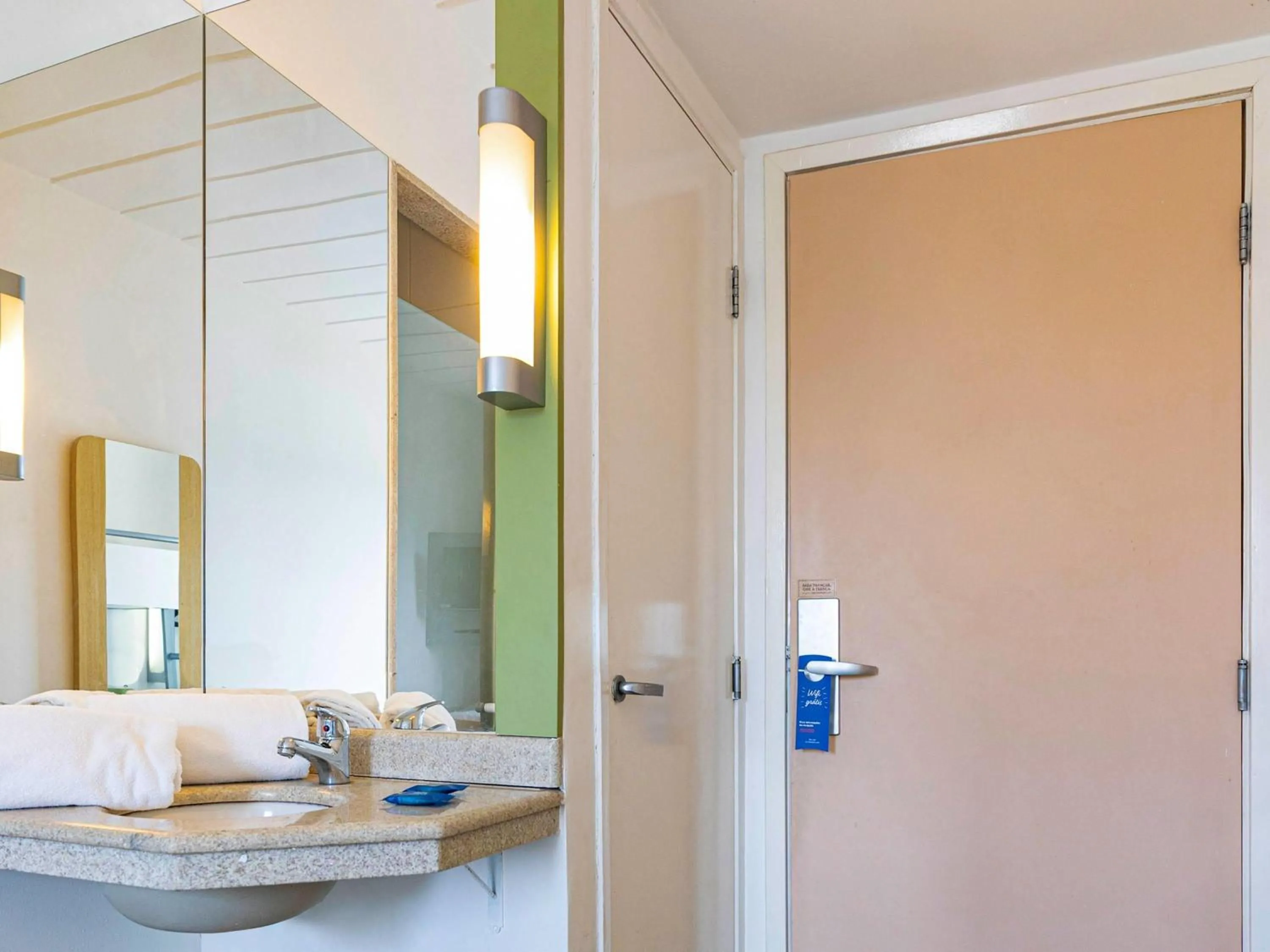 Bedroom in ibis budget Piracicaba