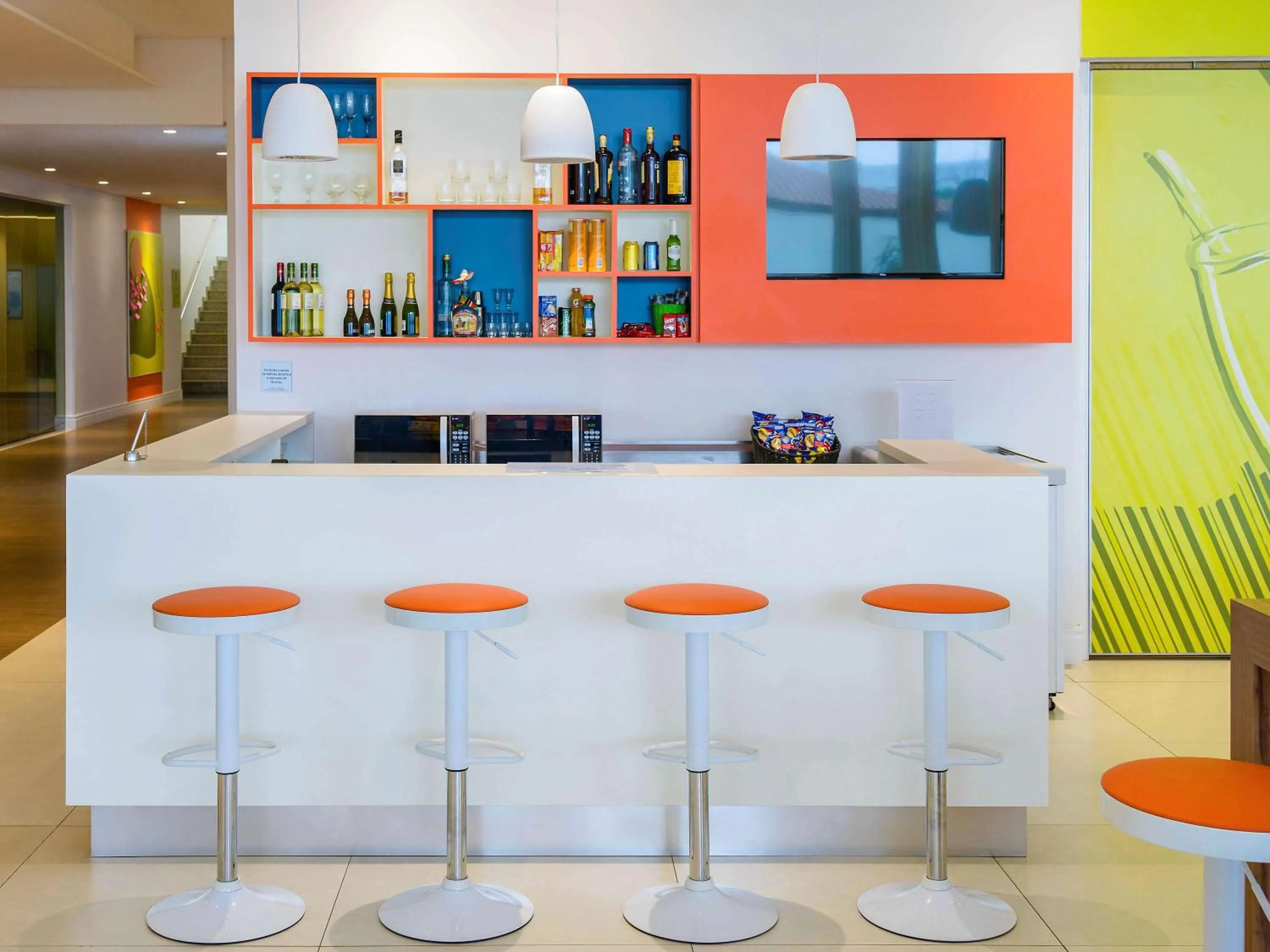 Lounge or bar in ibis Styles Ponta Pora
