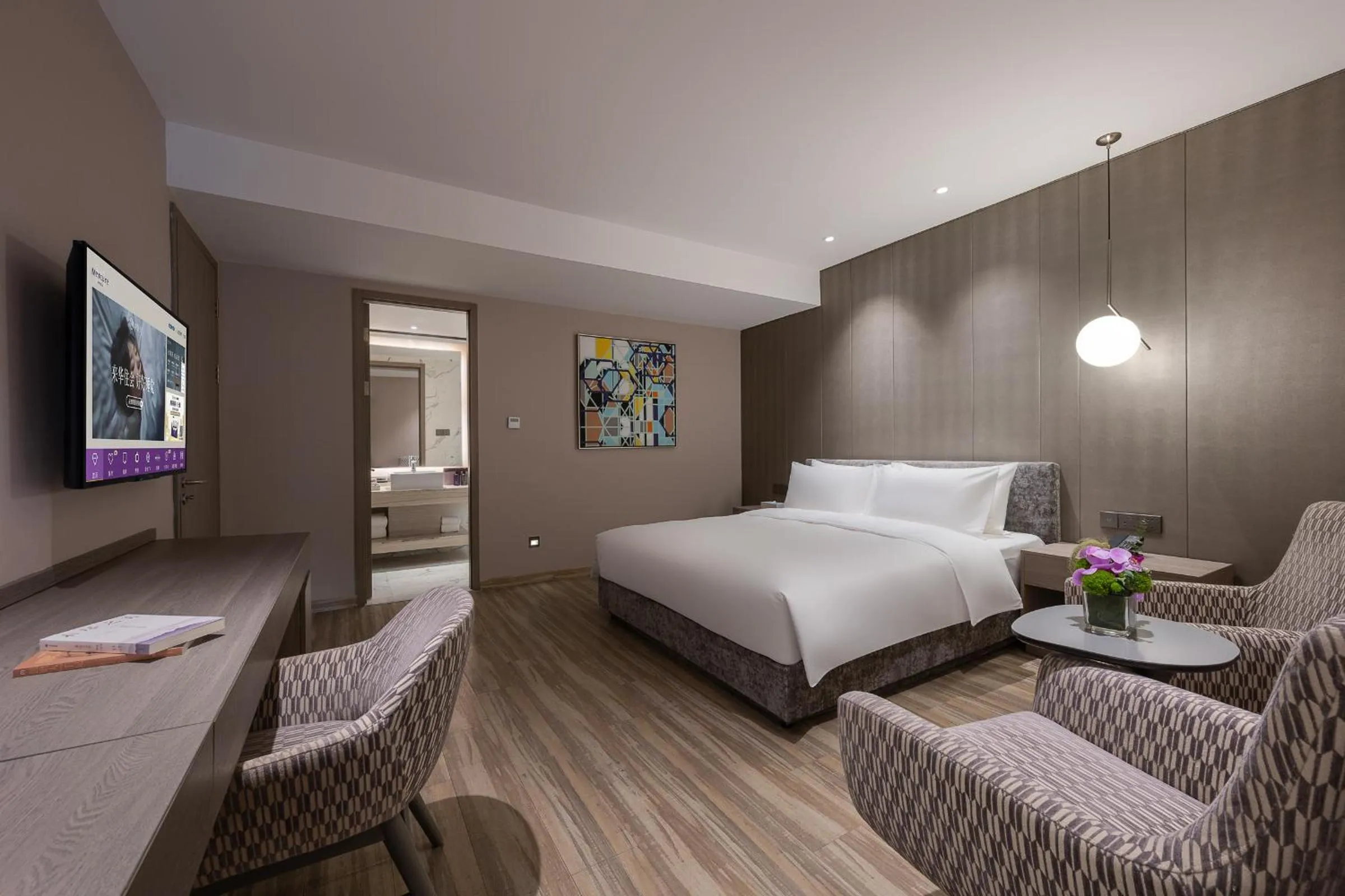 Photo of the whole room, Bed in Mercure Shanghai Hongqiao South