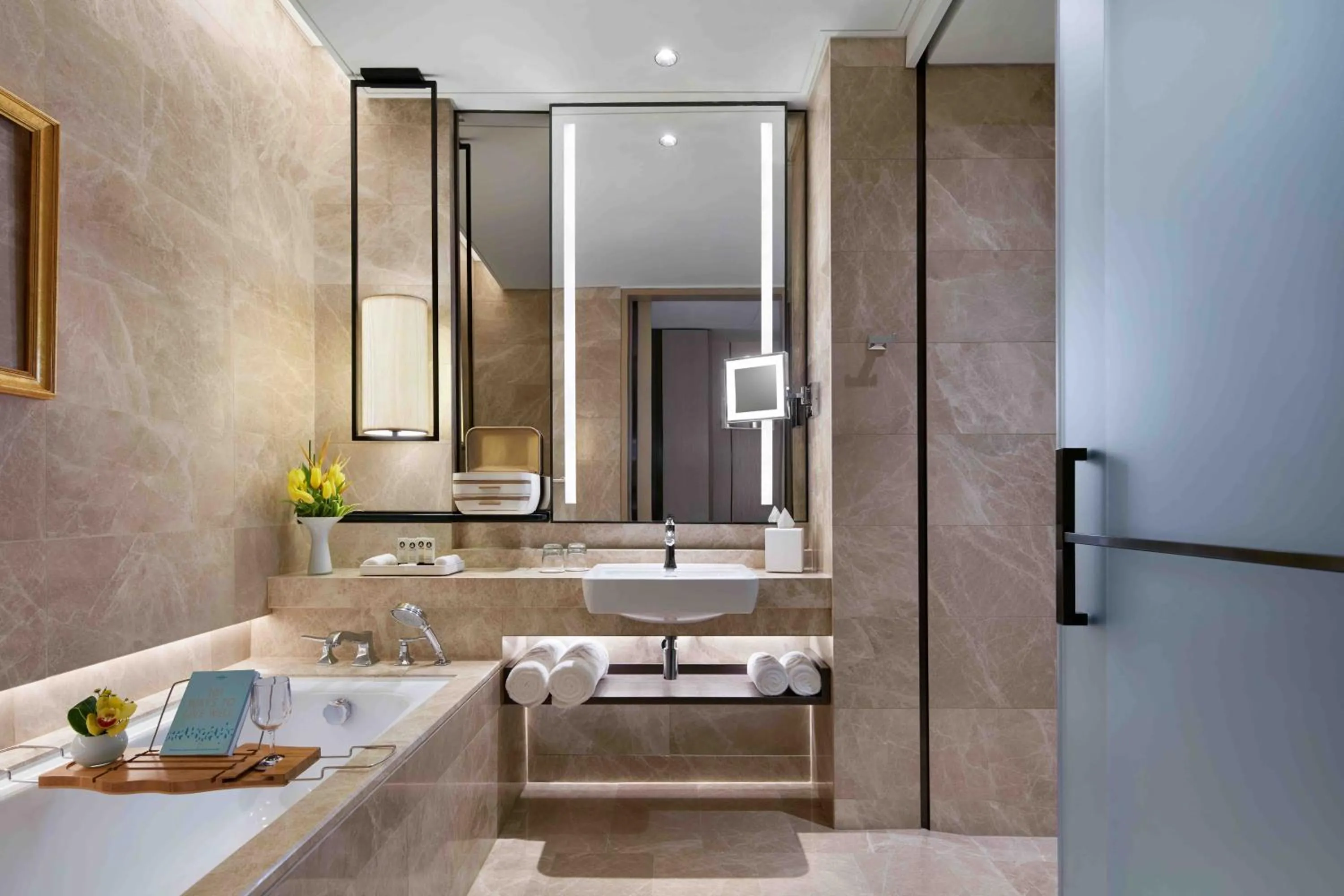 Shower in Sofitel Singapore City Centre