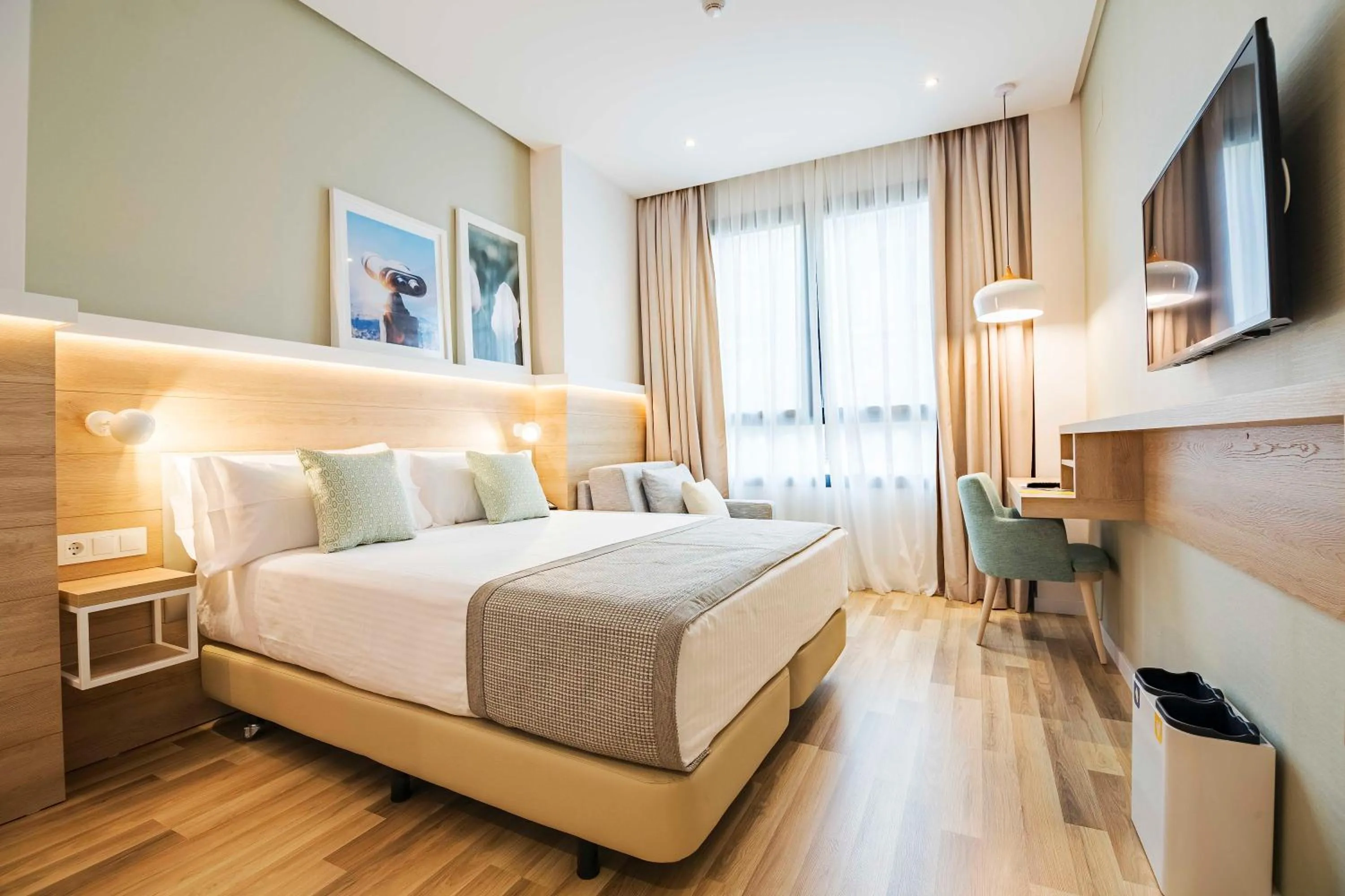 Bed in Golden Hotel Barcelona