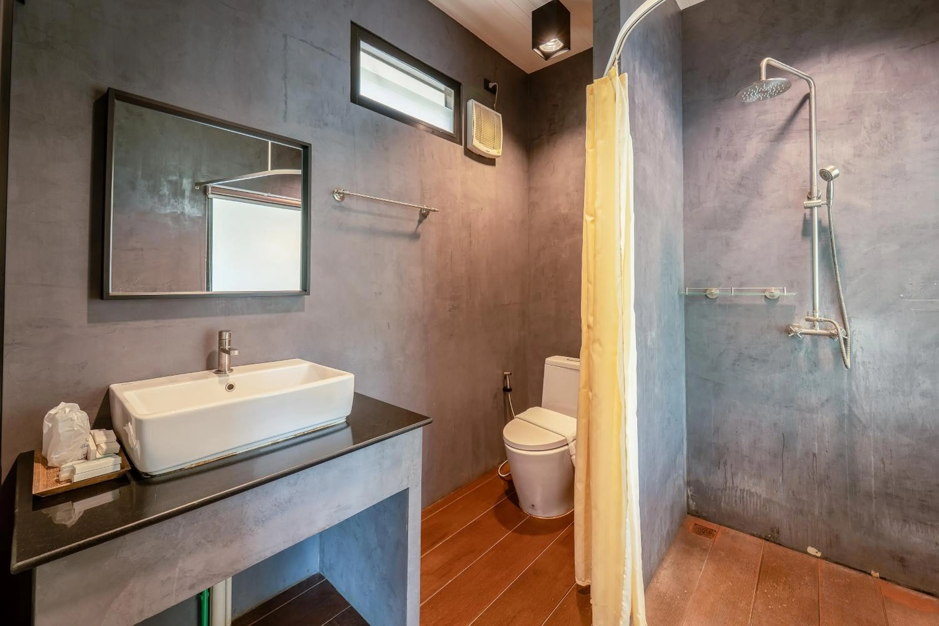 Shower in Binlha Raft Resort