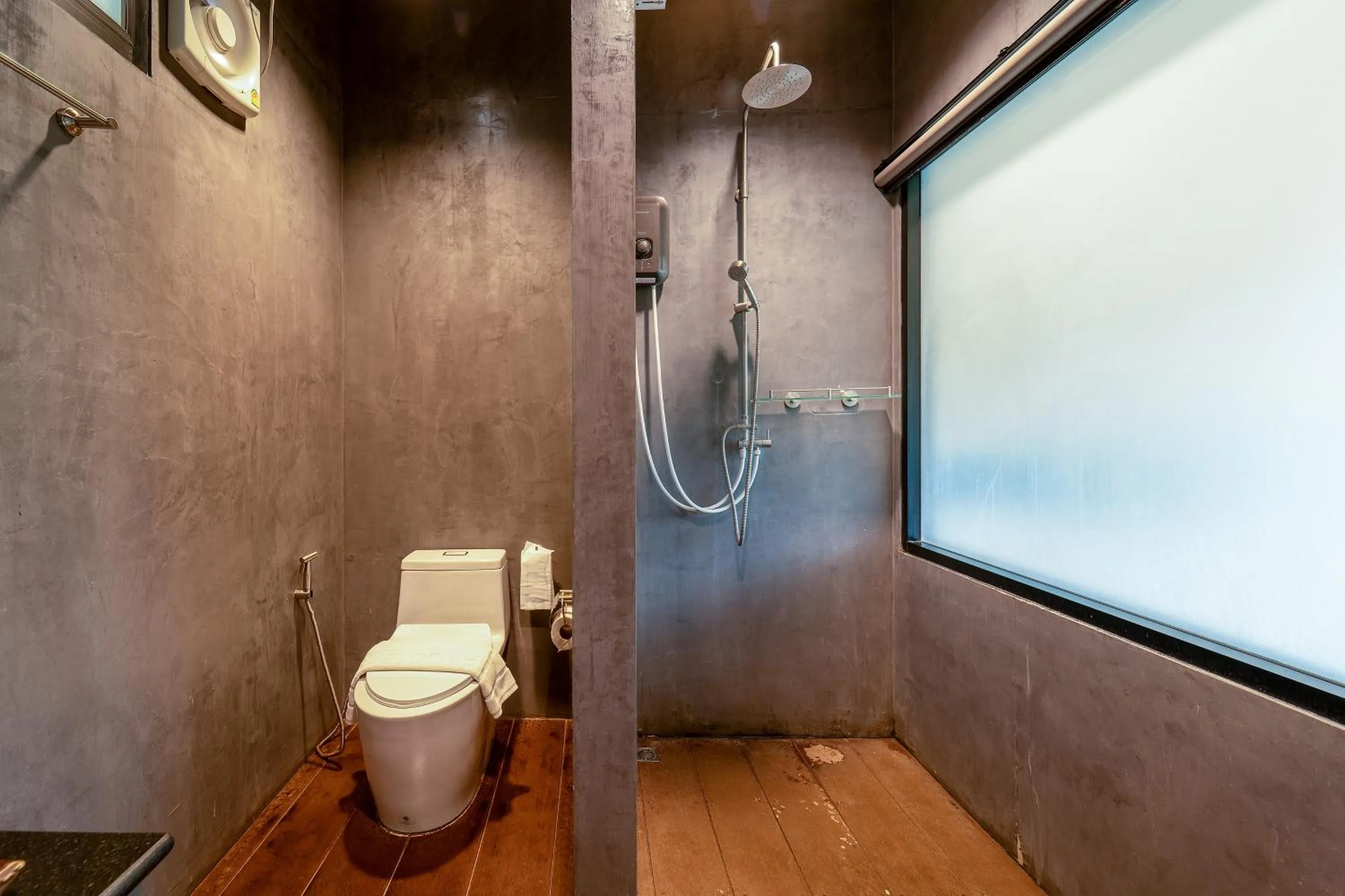 Shower in Binlha Raft Resort