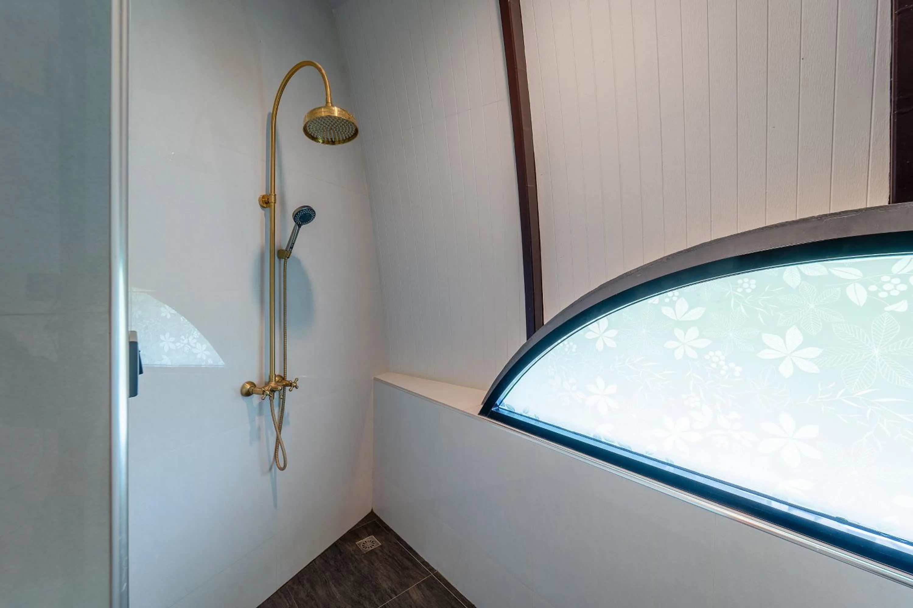 Shower in Binlha Raft Resort