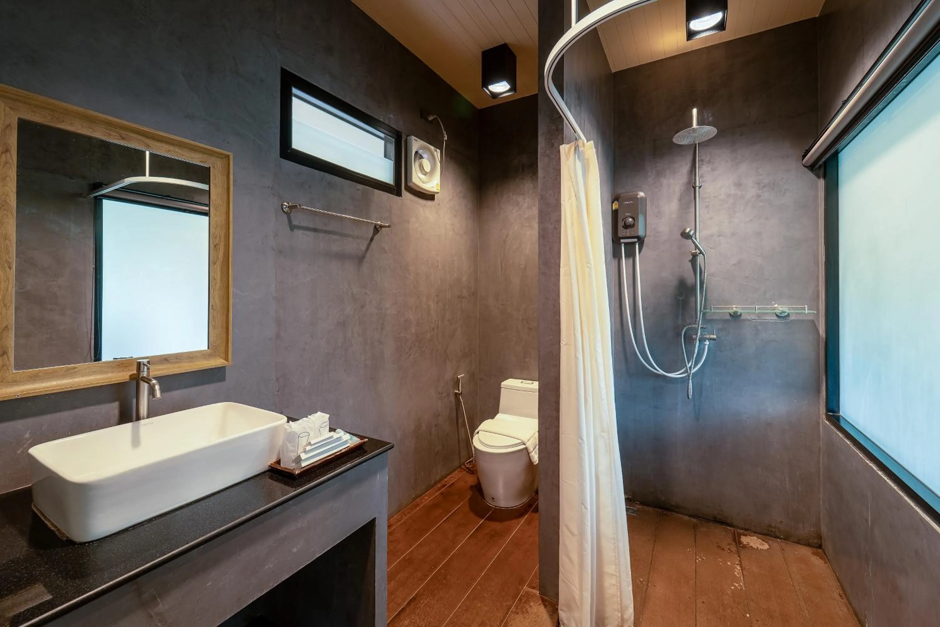 Shower in Binlha Raft Resort