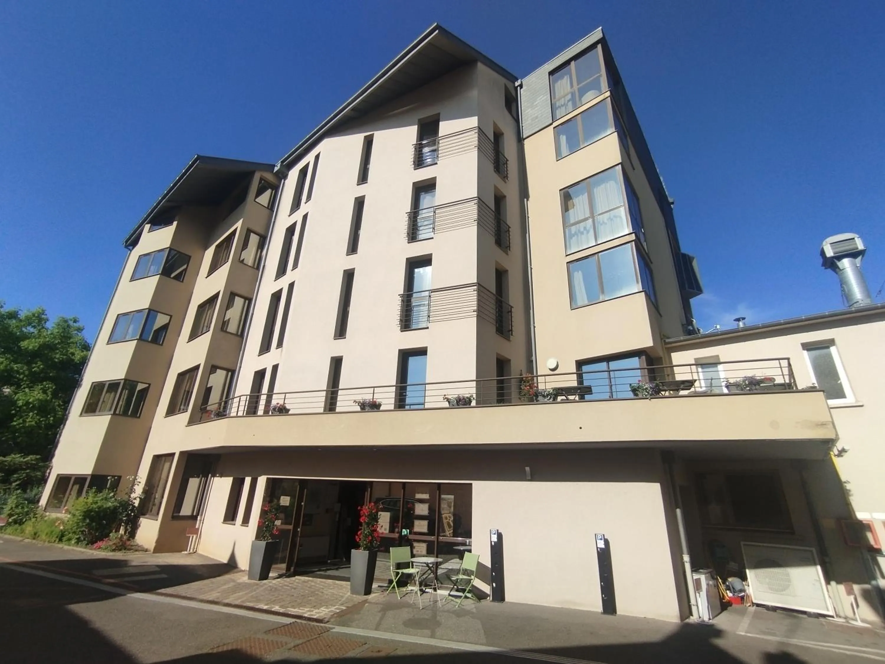 Facade/entrance in L'HÔTEL de CHARTRES