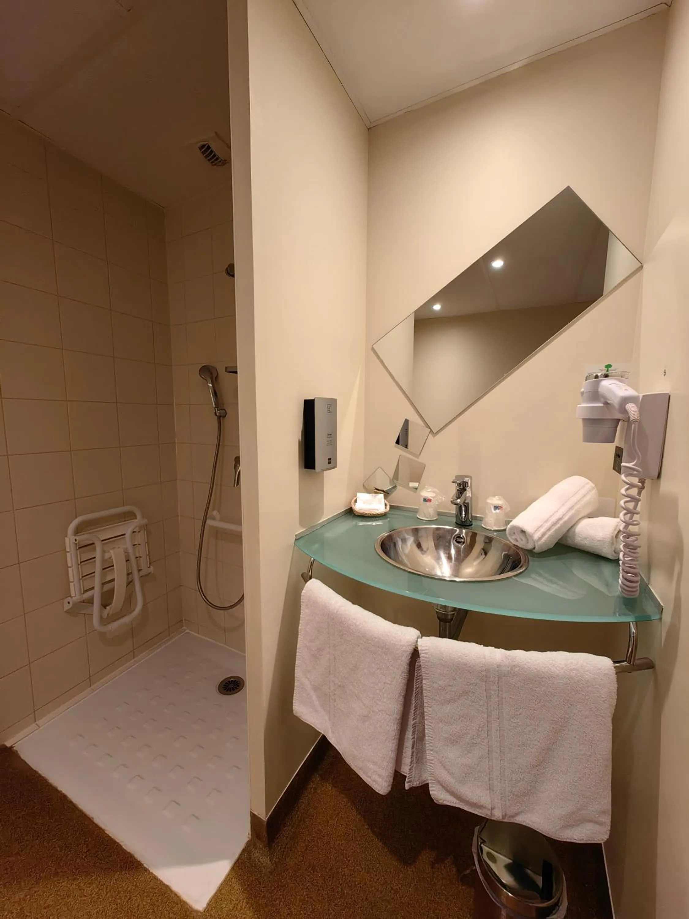 Bathroom in L'HÔTEL de CHARTRES