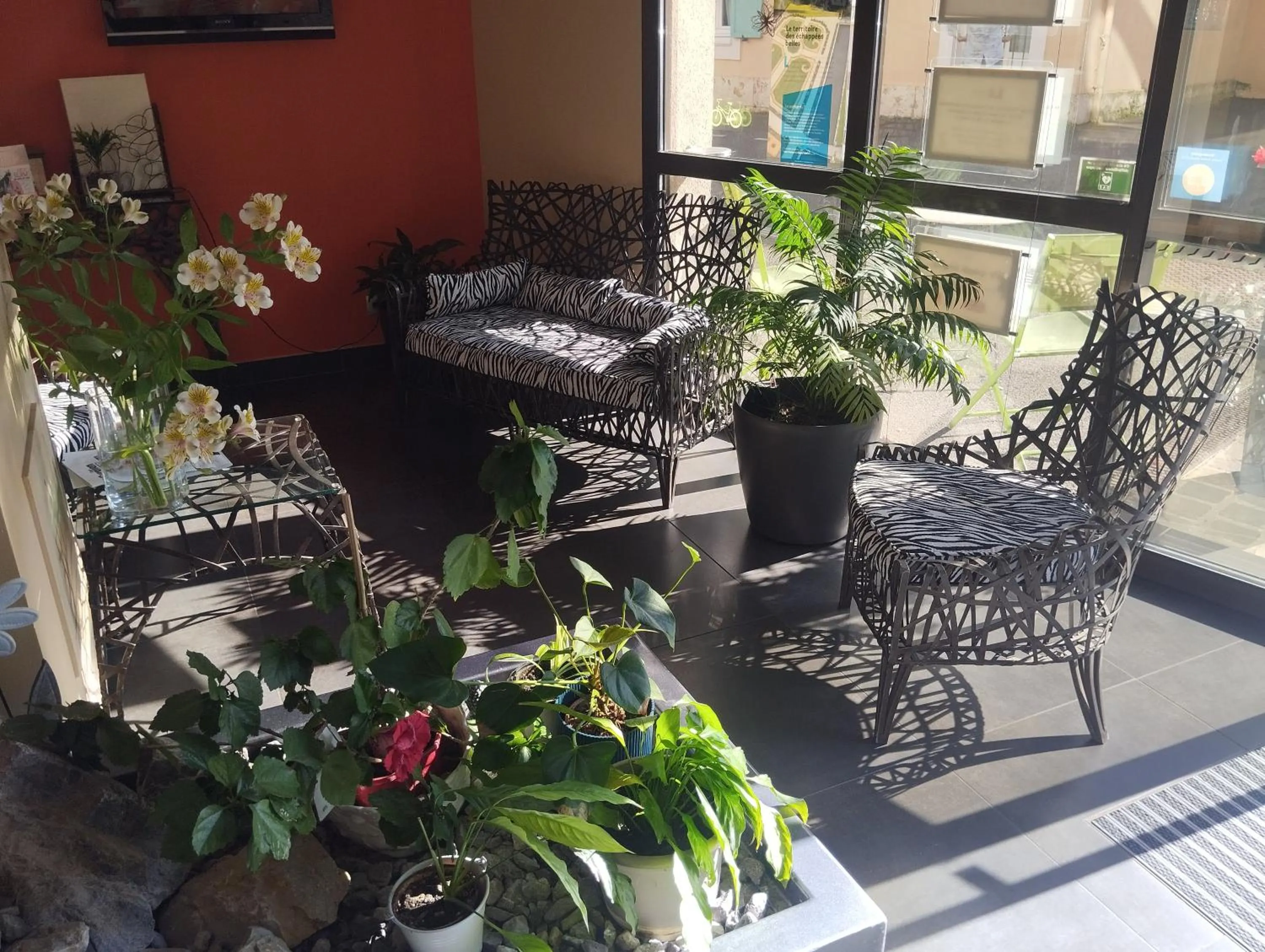 Lobby or reception in L'HÔTEL de CHARTRES
