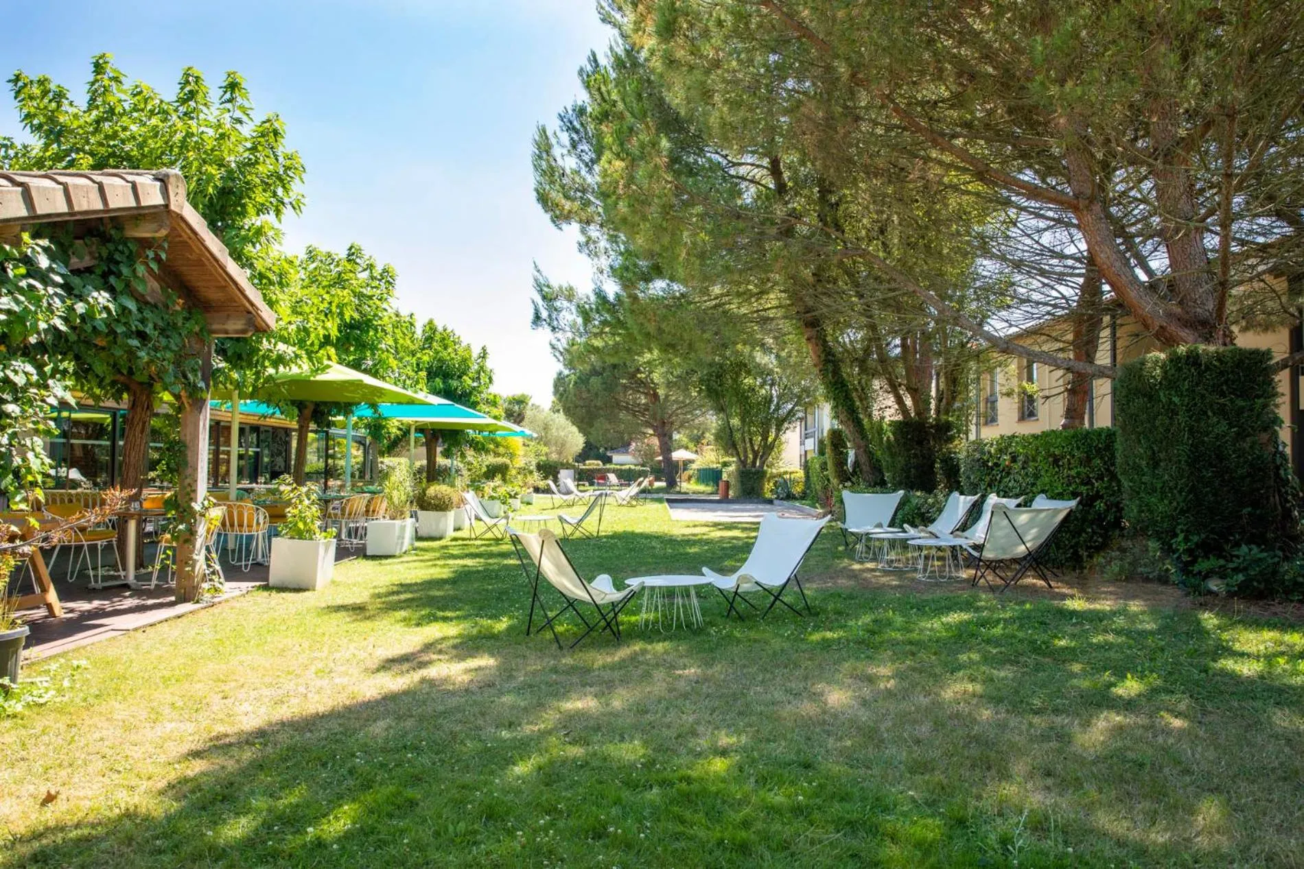 Patio in Hôtel Résidence Les Pins Galants