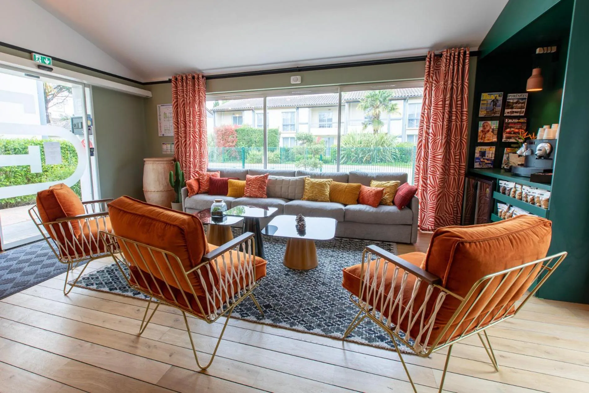 Lobby or reception in Hôtel Résidence Les Pins Galants