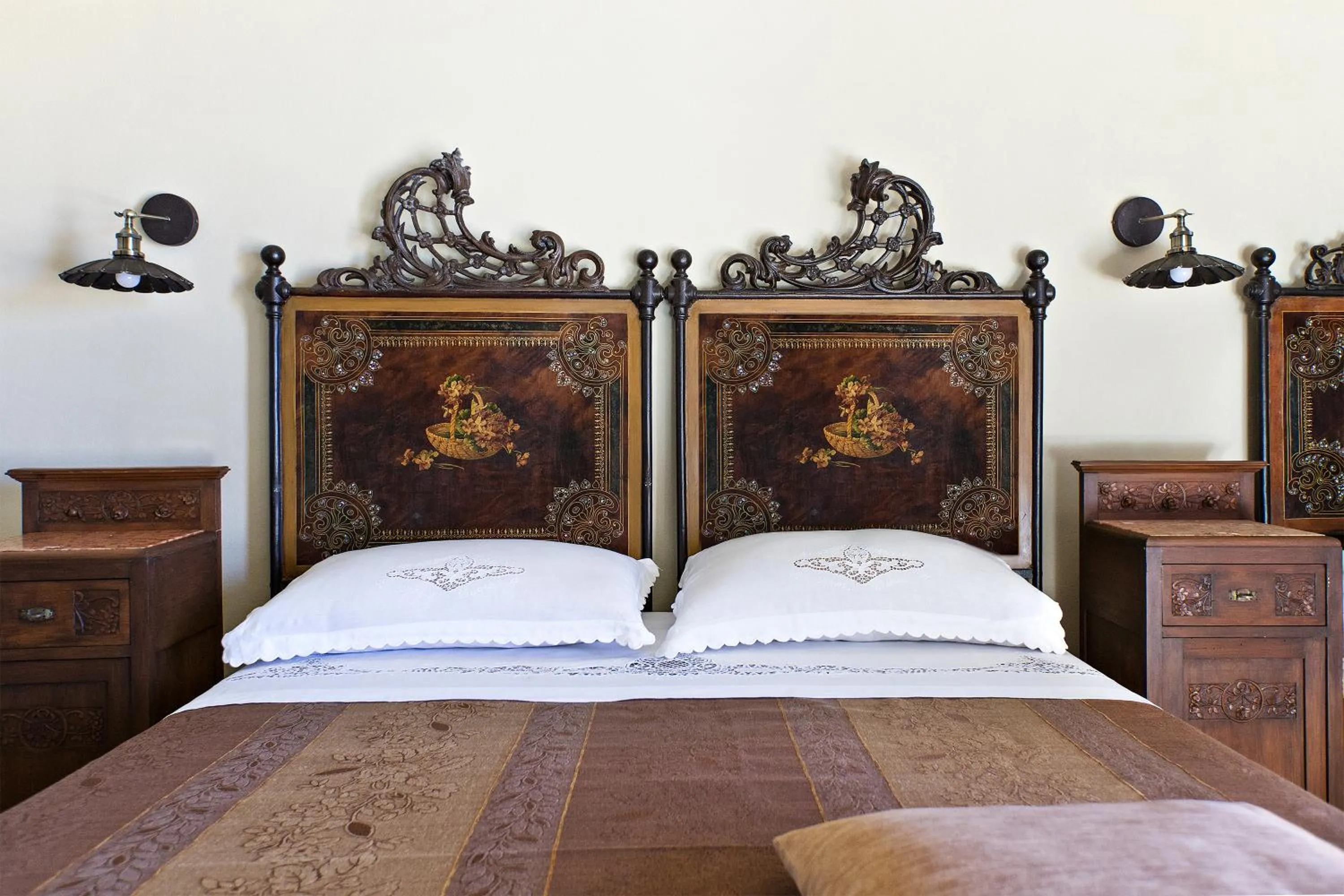 Decorative detail, Bed in Baglio Giammaccaro
