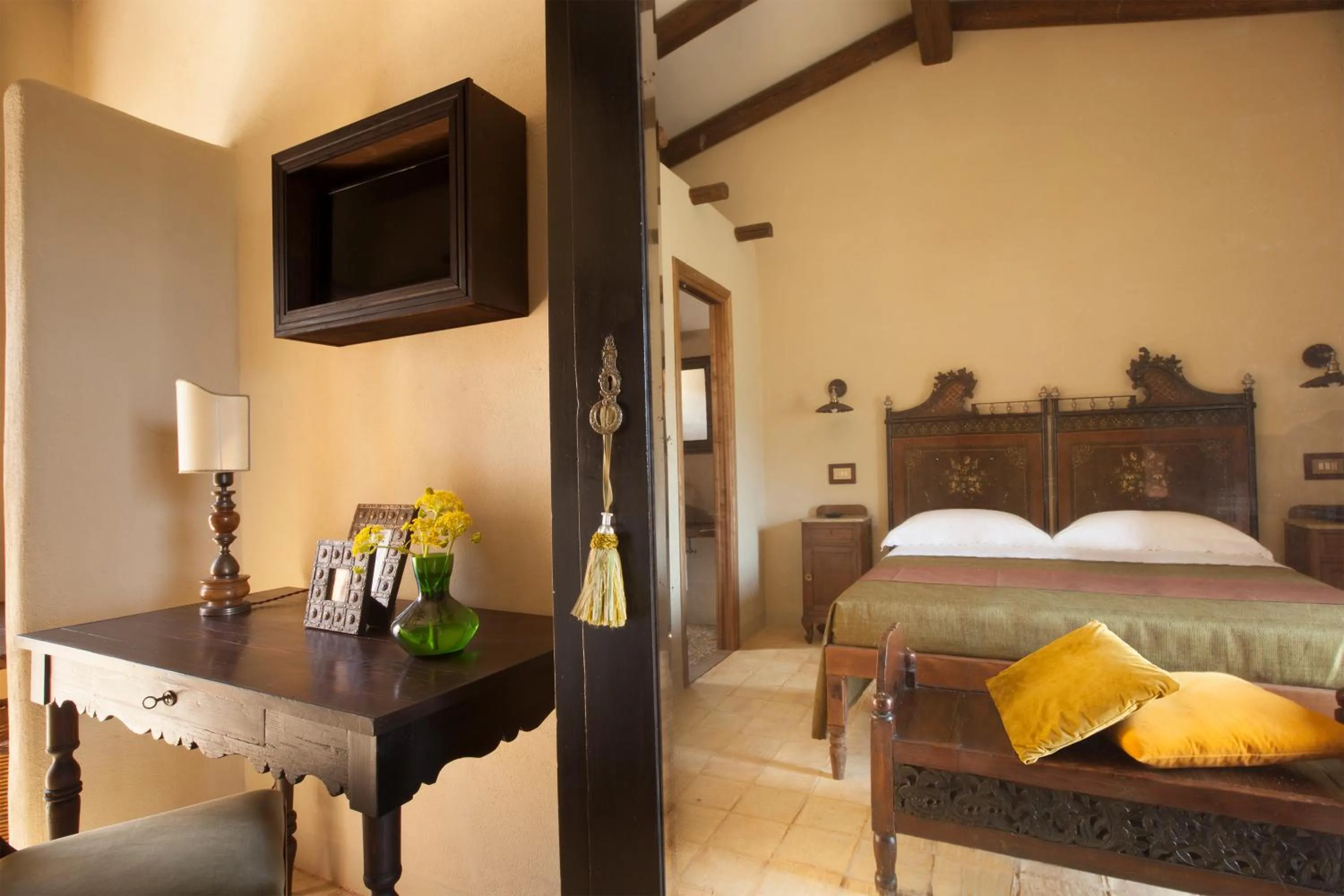 Decorative detail, Bed in Baglio Giammaccaro