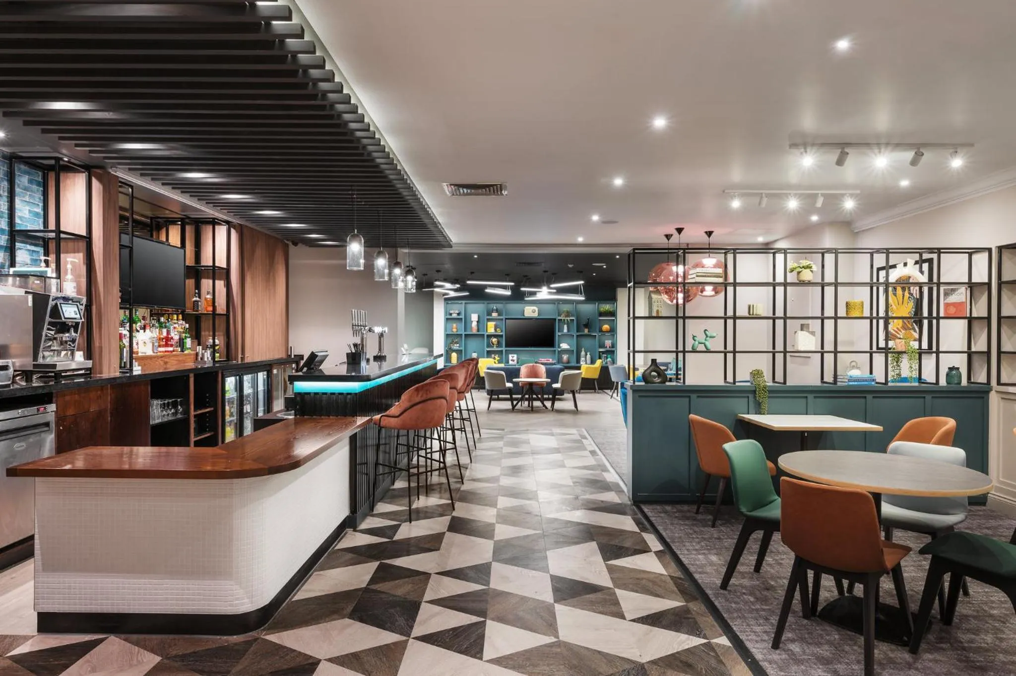 Lounge or bar in Holiday Inn Leeds-Wakefield M1 Jct40 by IHG