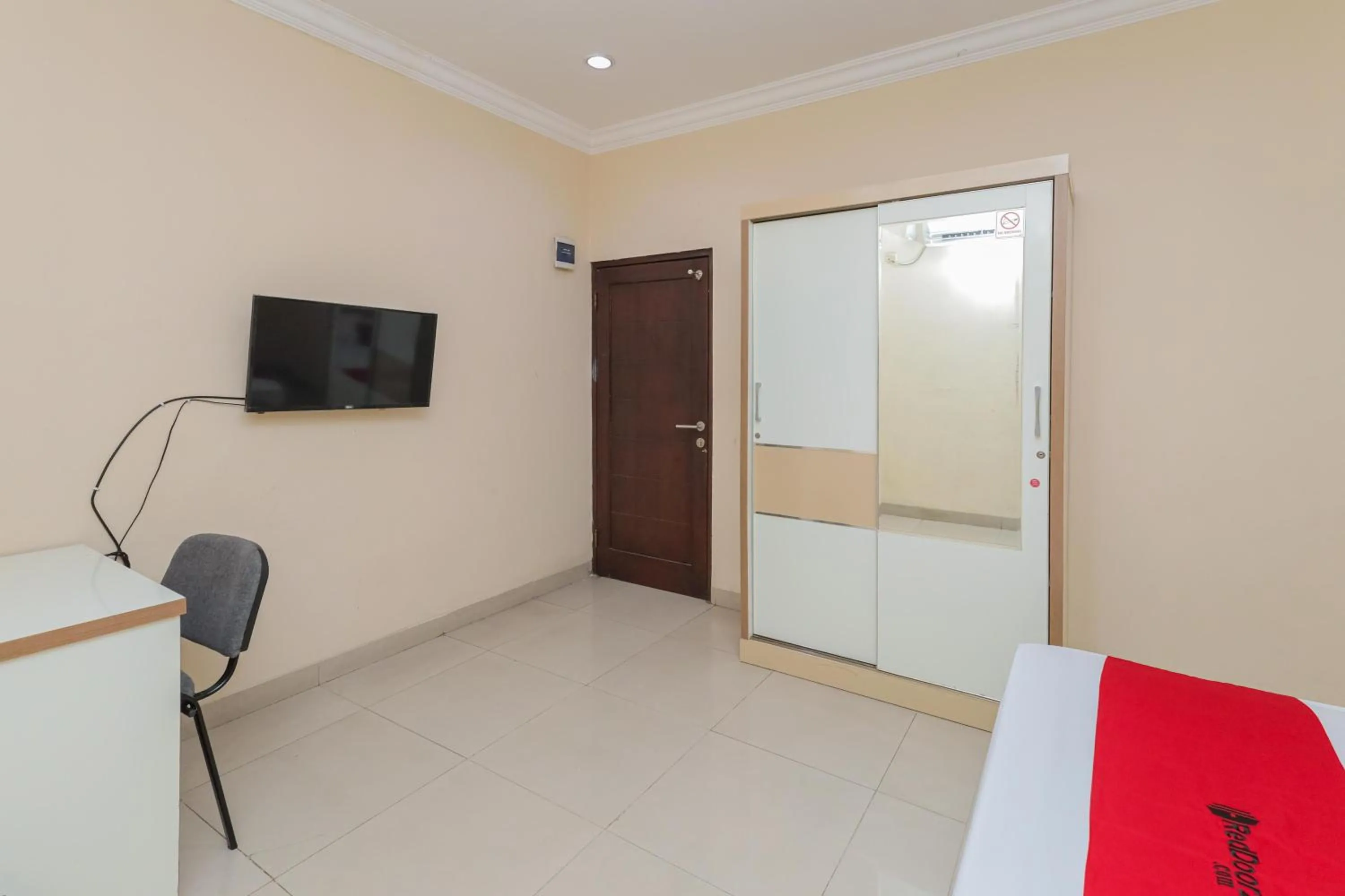 Bedroom in RedDoorz Syariah near Stasiun Karet