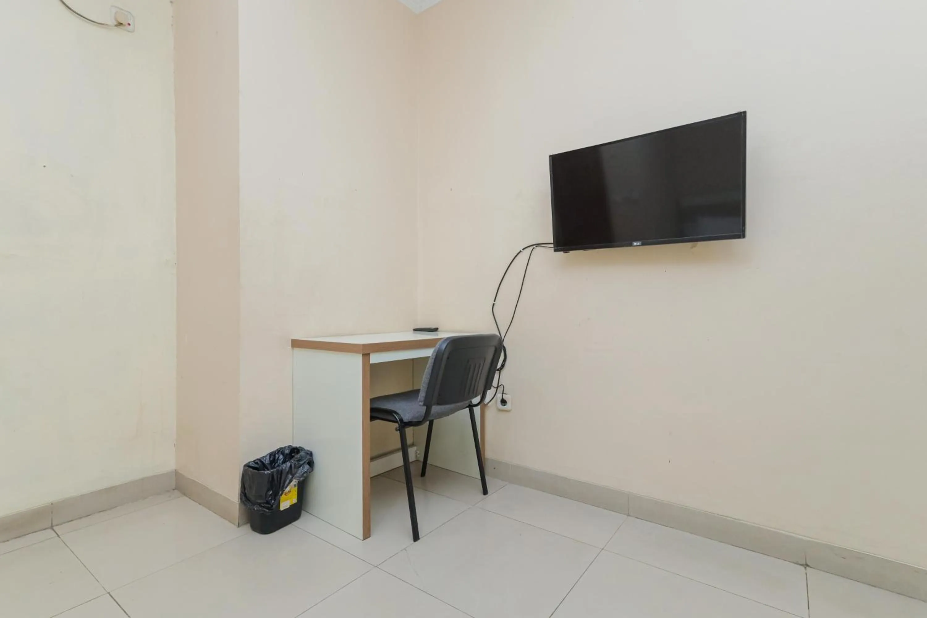 Bedroom in RedDoorz Syariah near Stasiun Karet