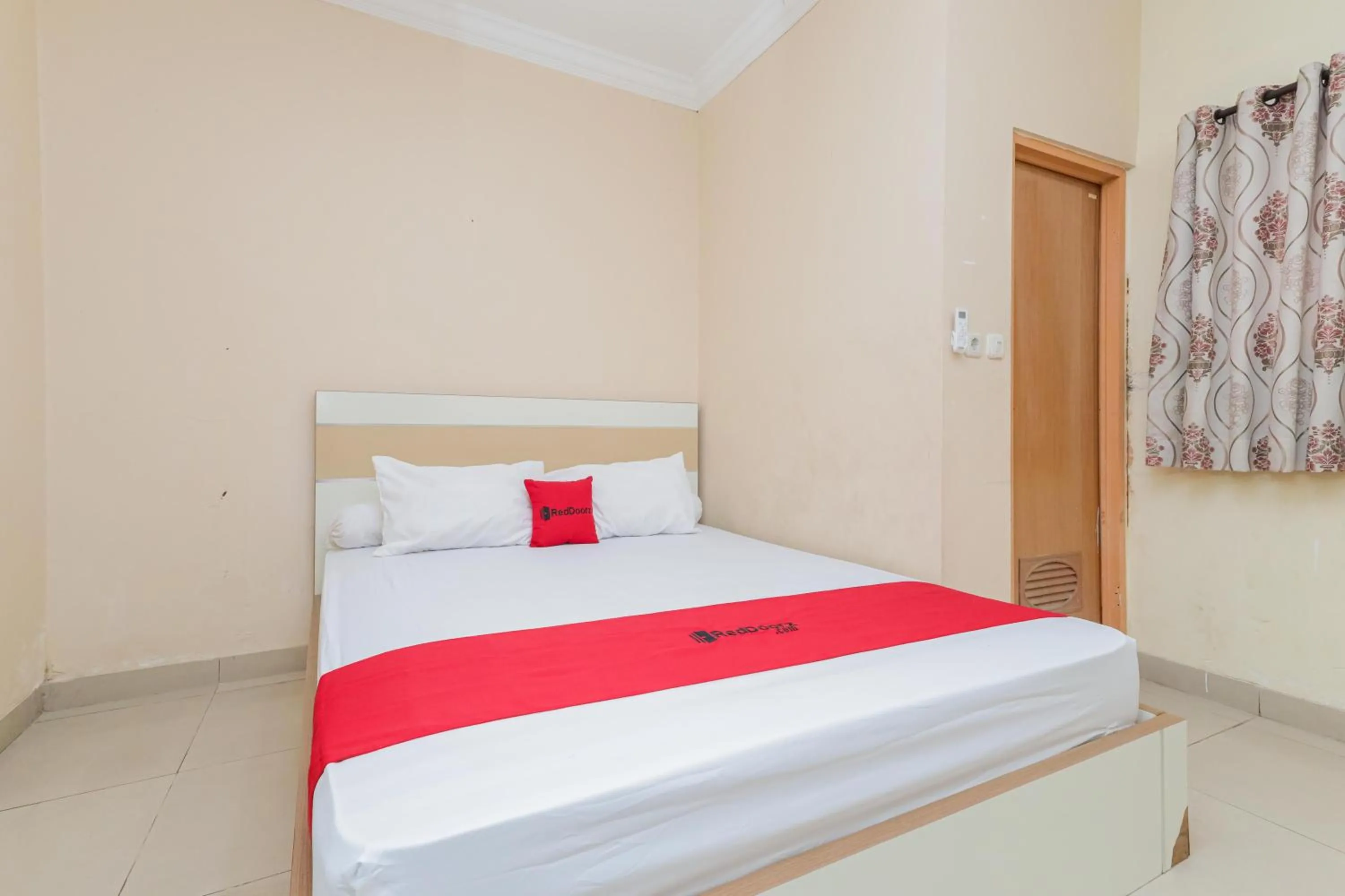 Bedroom, Bed in RedDoorz Syariah near Stasiun Karet
