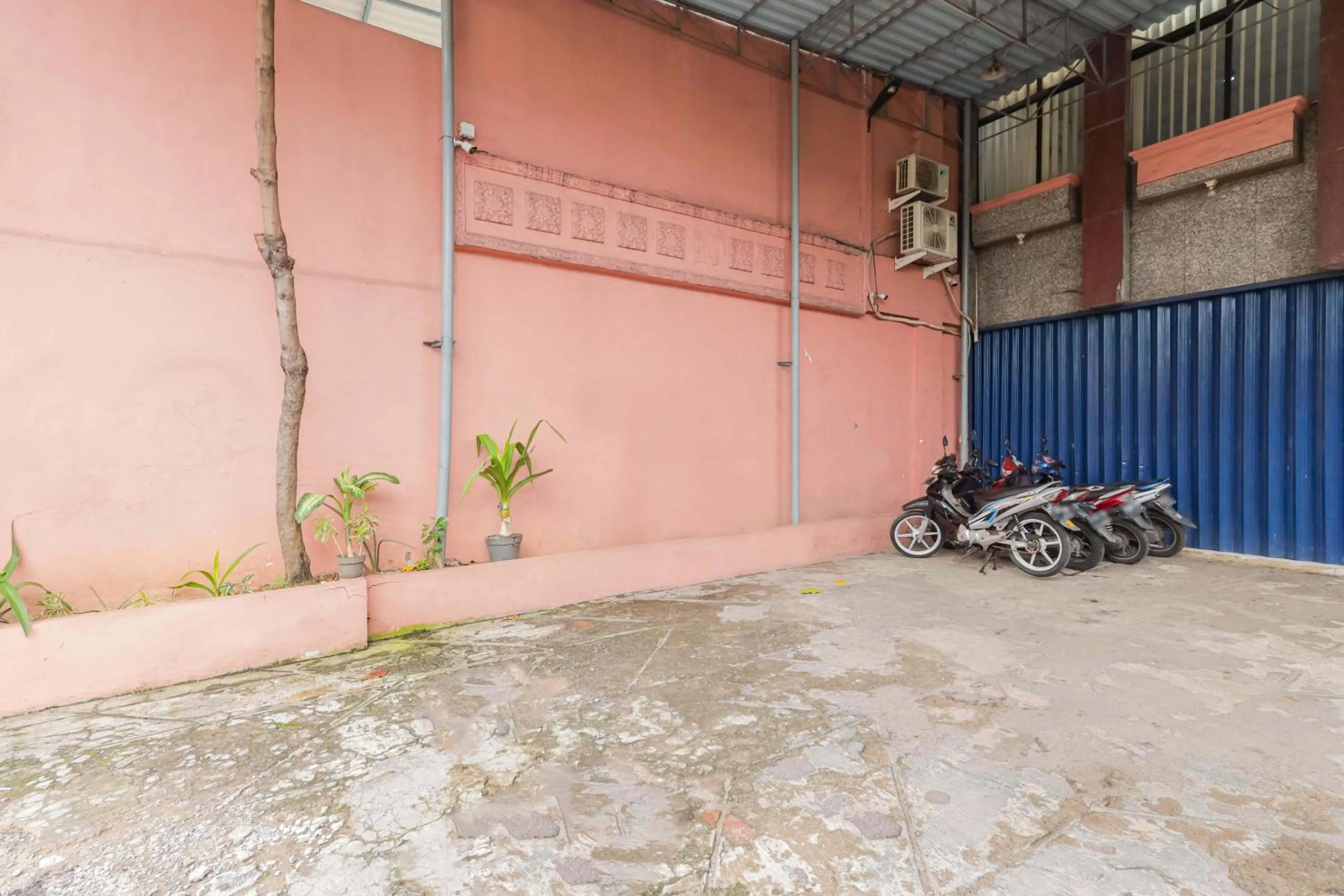 Parking in RedDoorz Syariah near Stasiun Karet