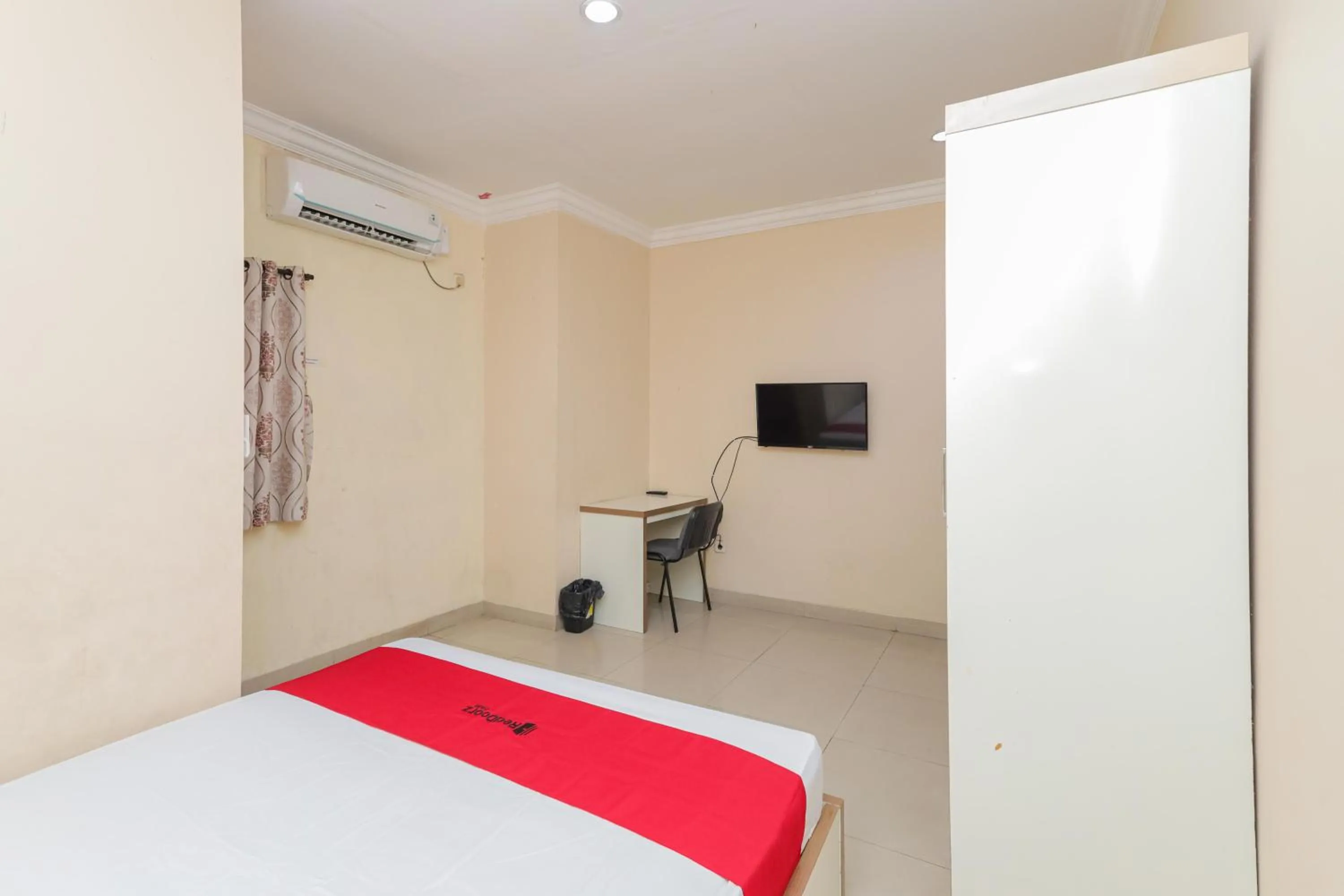 Bedroom, Bed in RedDoorz Syariah near Stasiun Karet