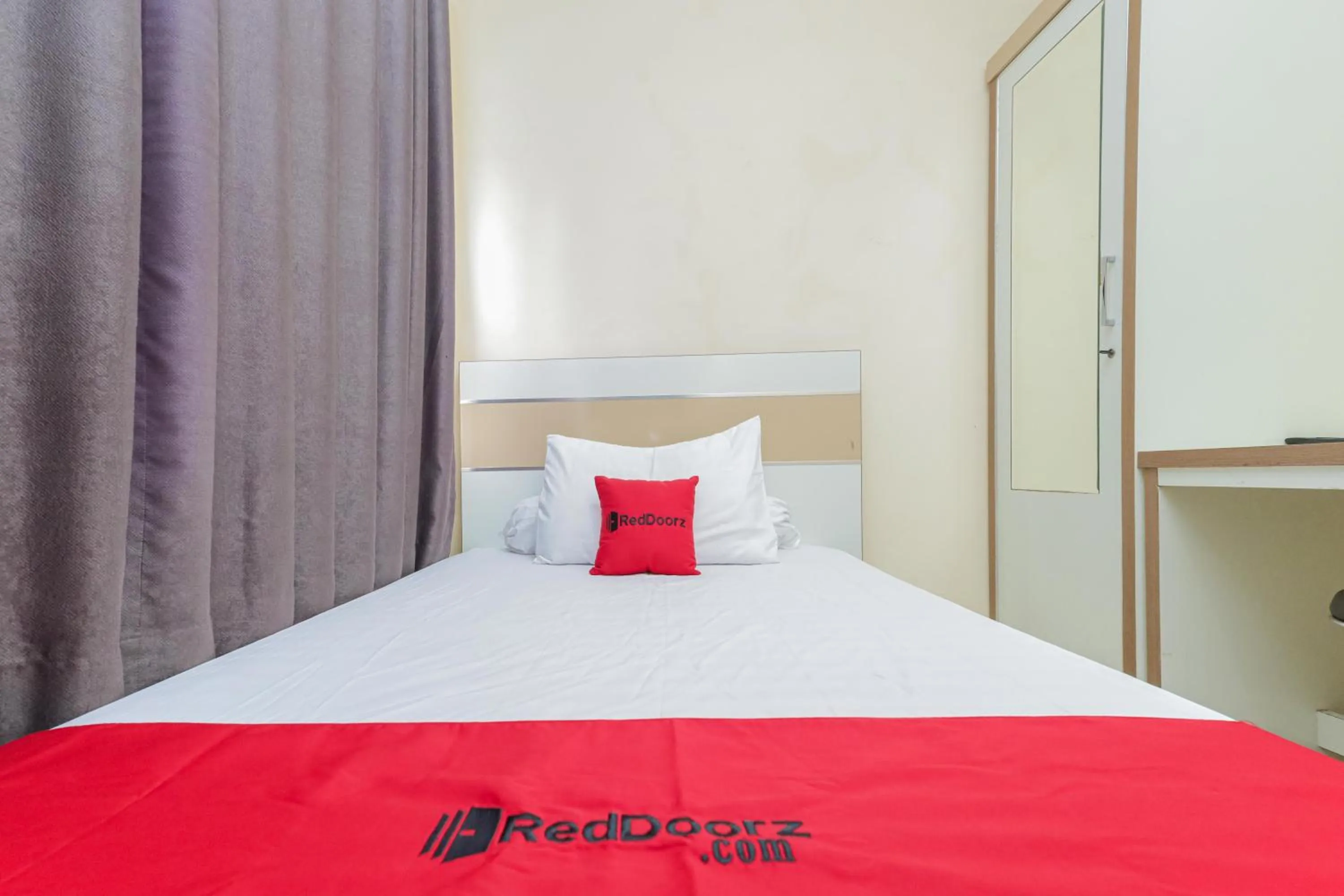 Bedroom, Bed in RedDoorz Syariah near Stasiun Karet