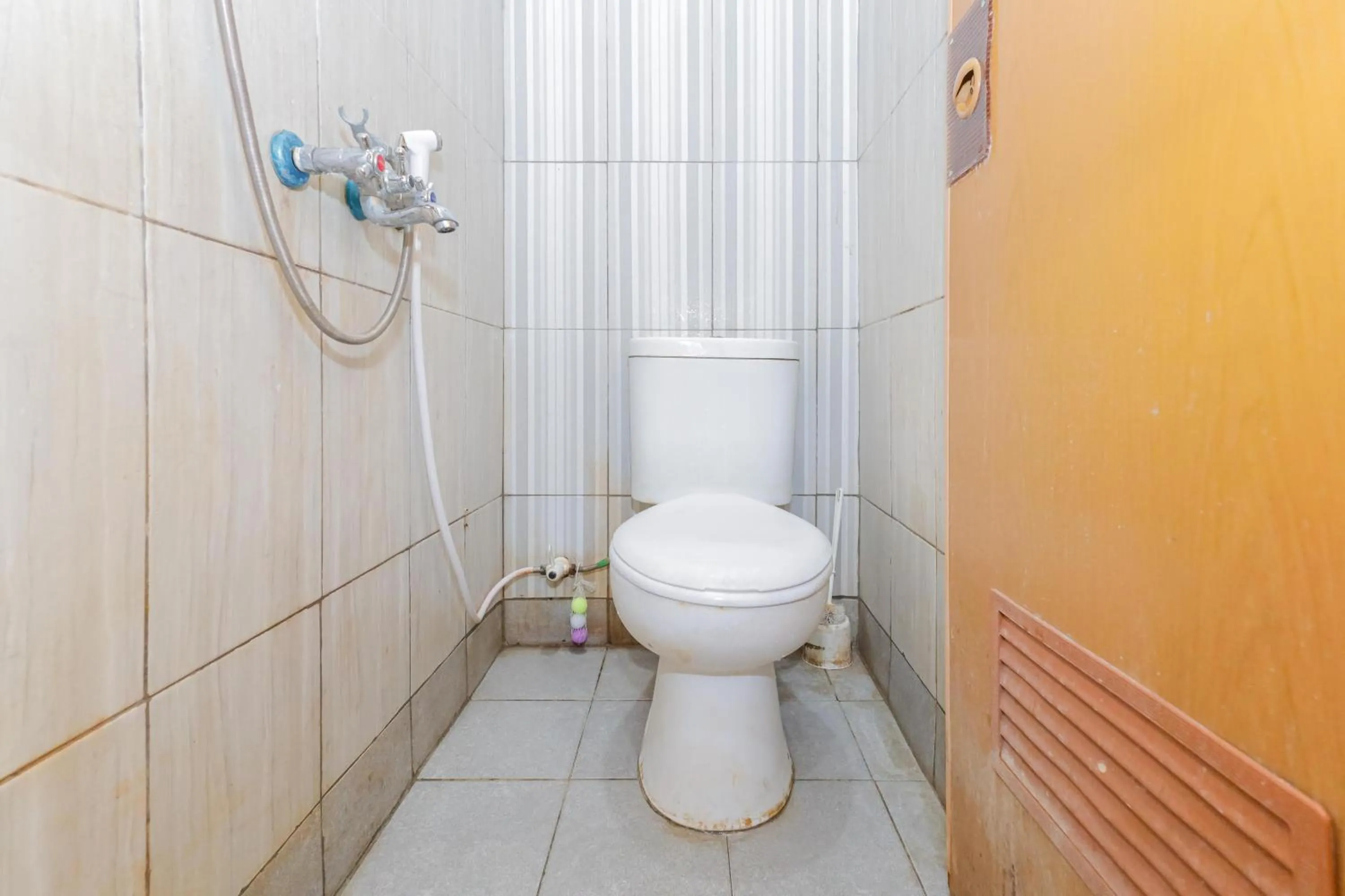 Bedroom in RedDoorz Syariah near Stasiun Karet