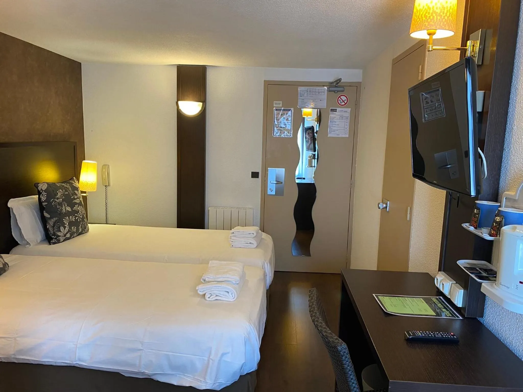 TV and multimedia, Bed in SHELDER Hôtel - CHERBOURG EN COTENTIN - Equeurdreville