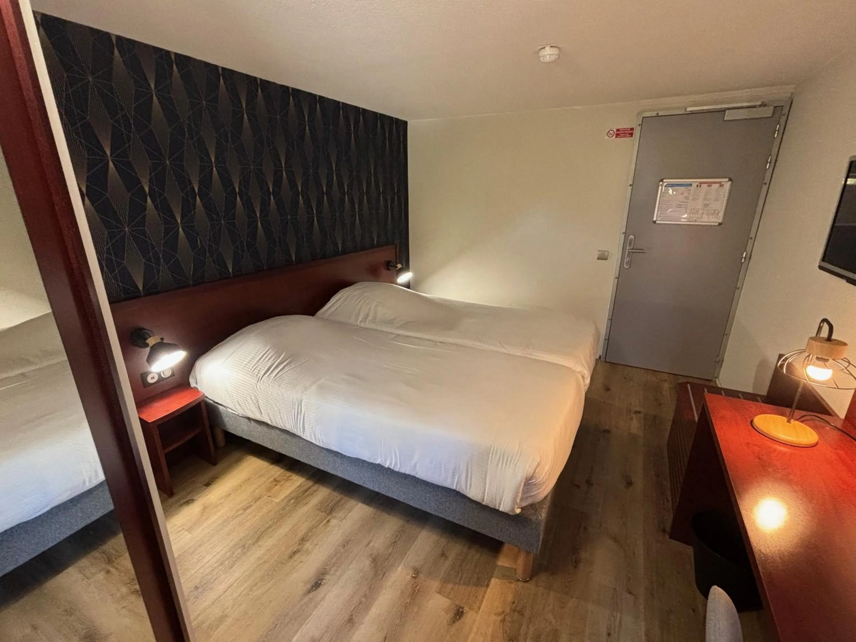 Bedroom, Bed in Kyriad Bordeaux Lormont