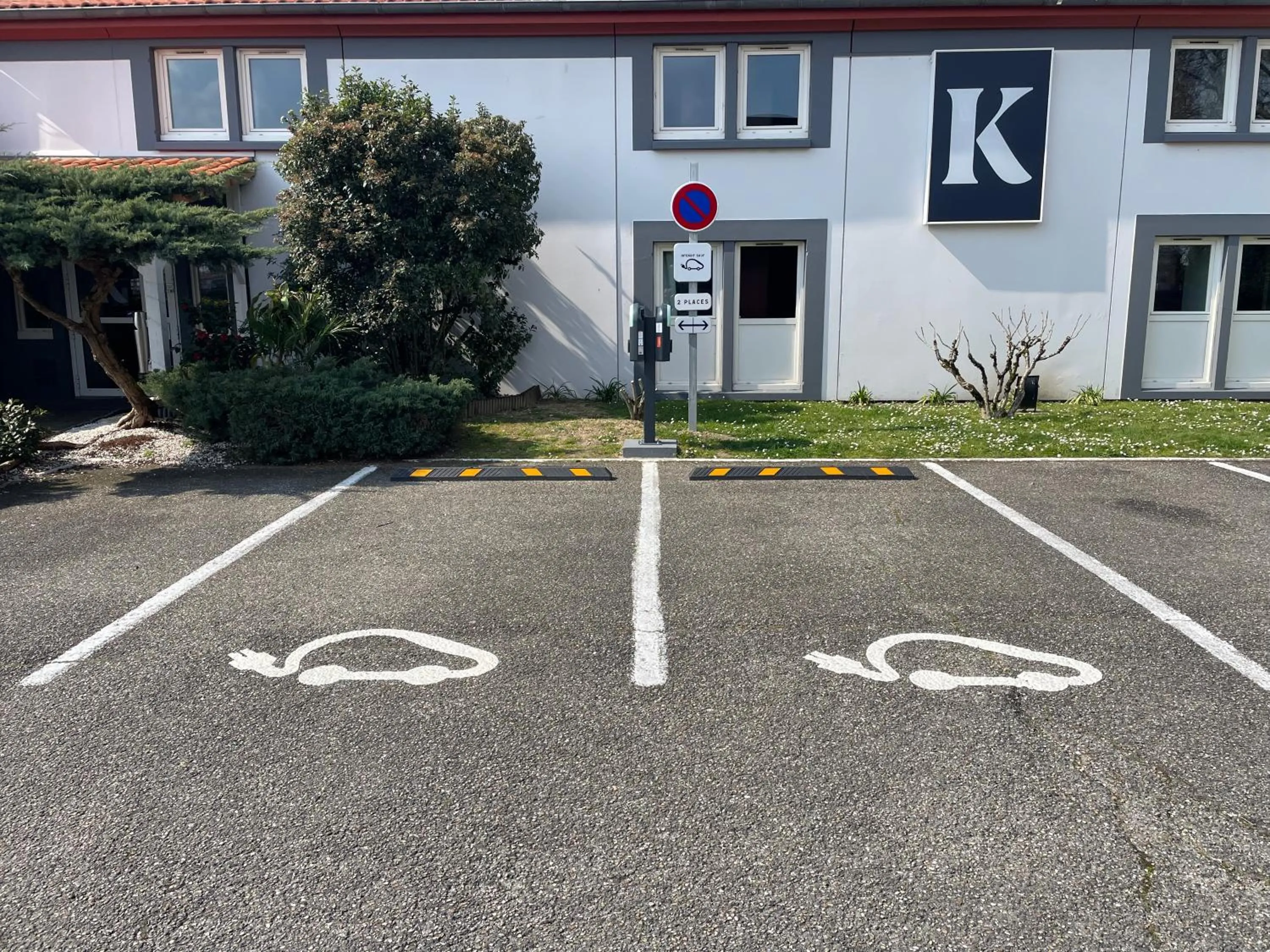 Property building in Kyriad Bordeaux Lormont