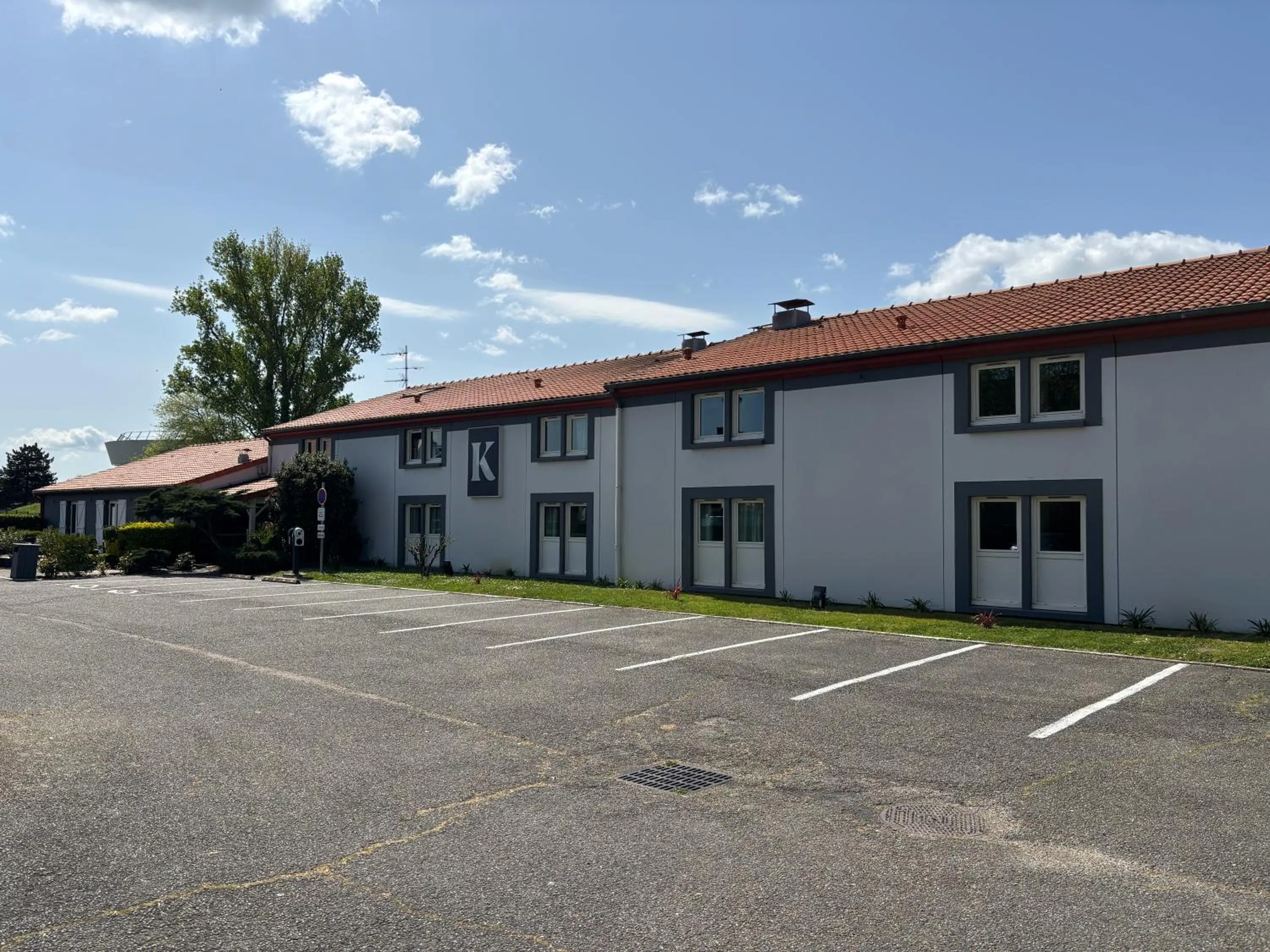 Parking in Kyriad Bordeaux Lormont