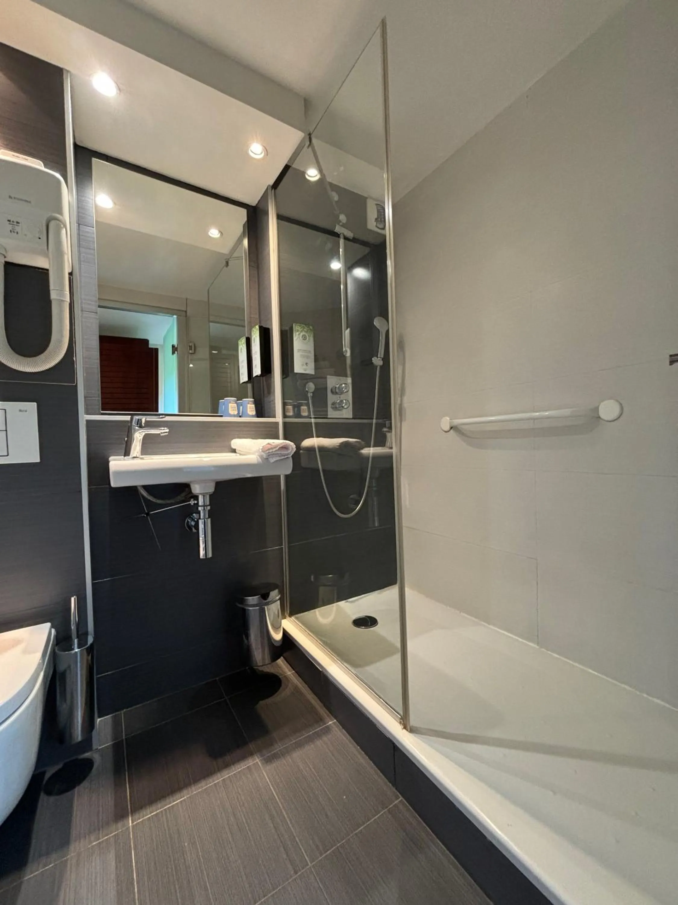 Shower in Kyriad Bordeaux Lormont