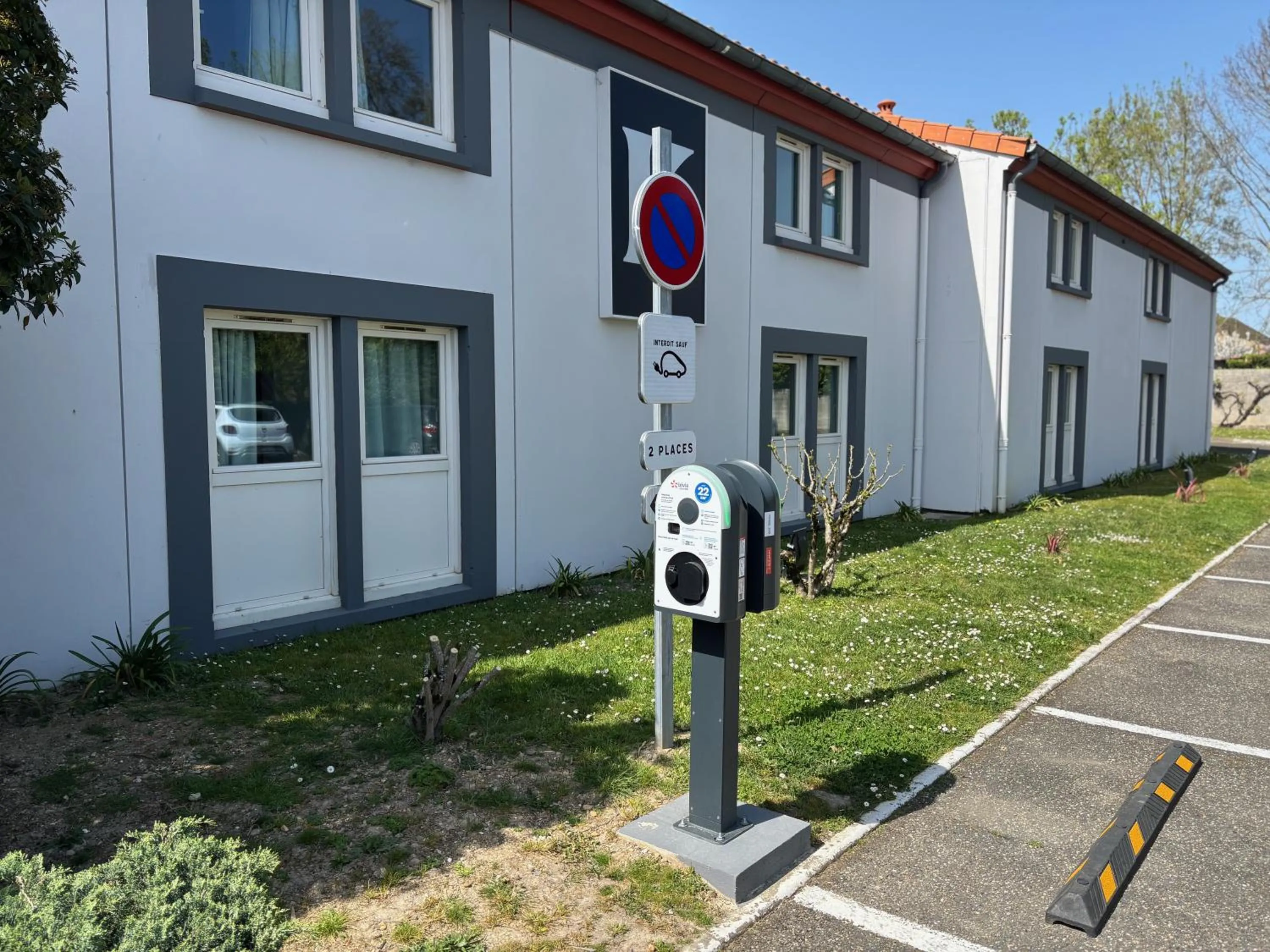 Parking in Kyriad Bordeaux Lormont