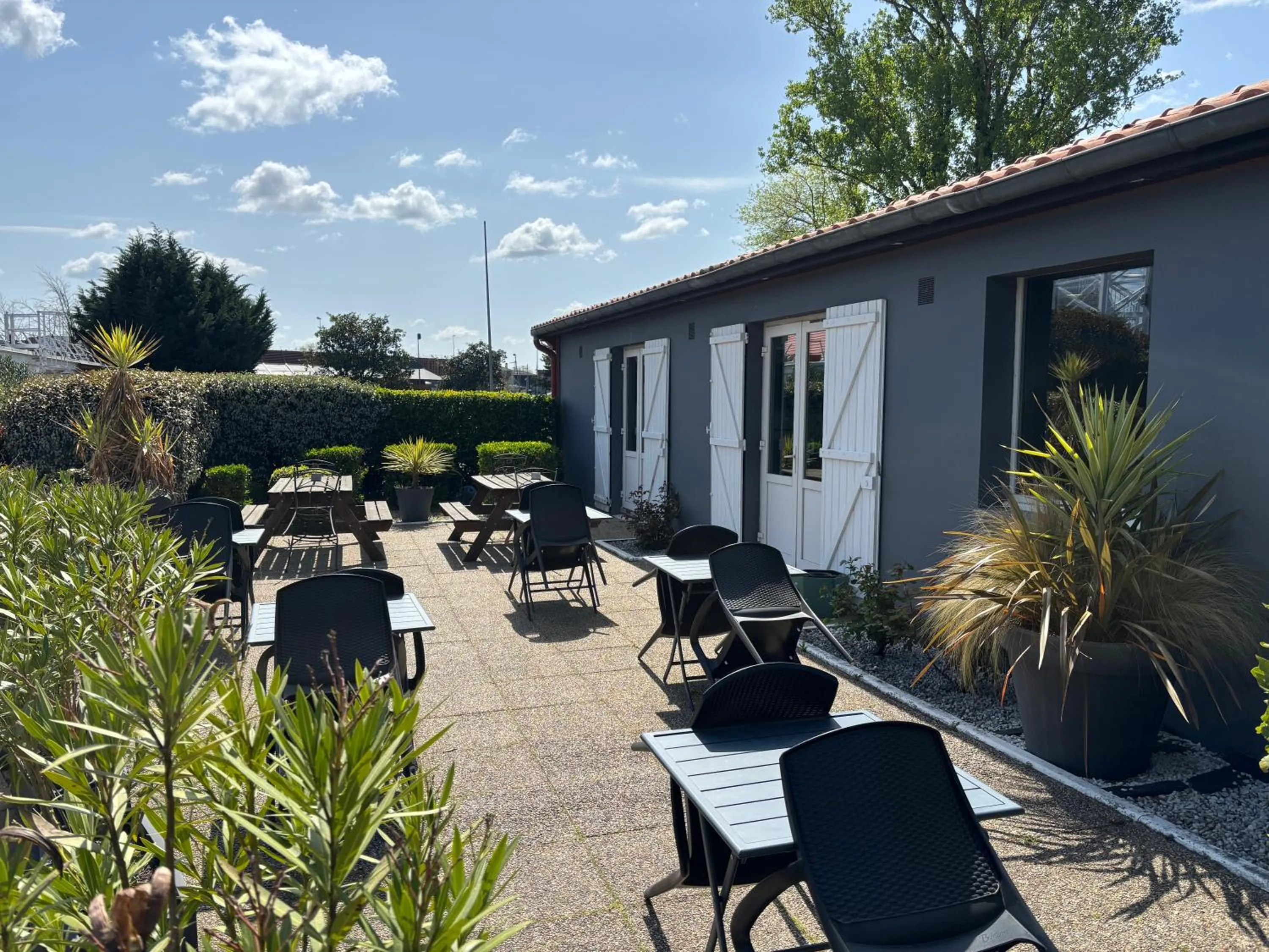 Patio in Kyriad Bordeaux Lormont