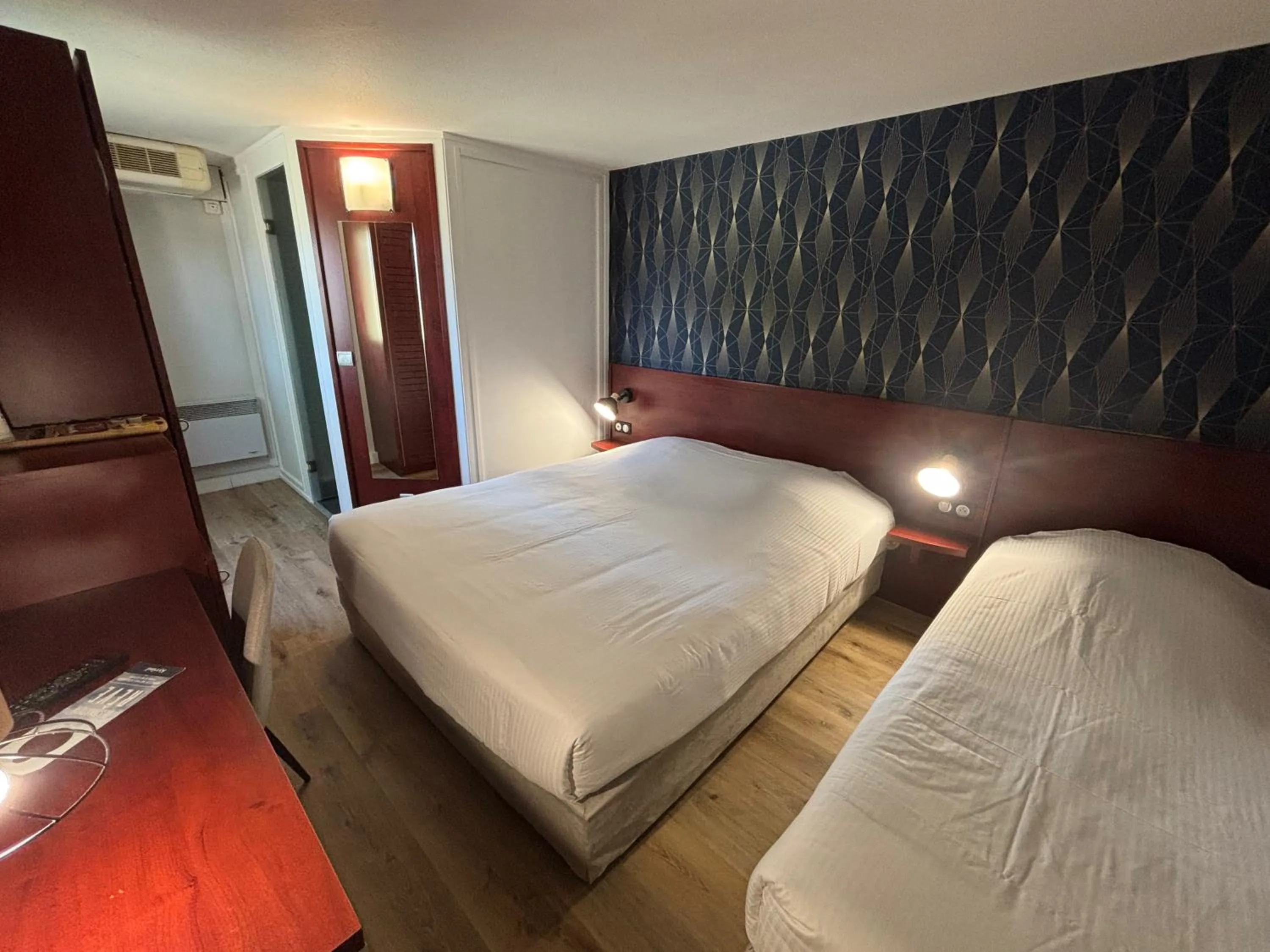 Property building, Bed in Kyriad Bordeaux Lormont