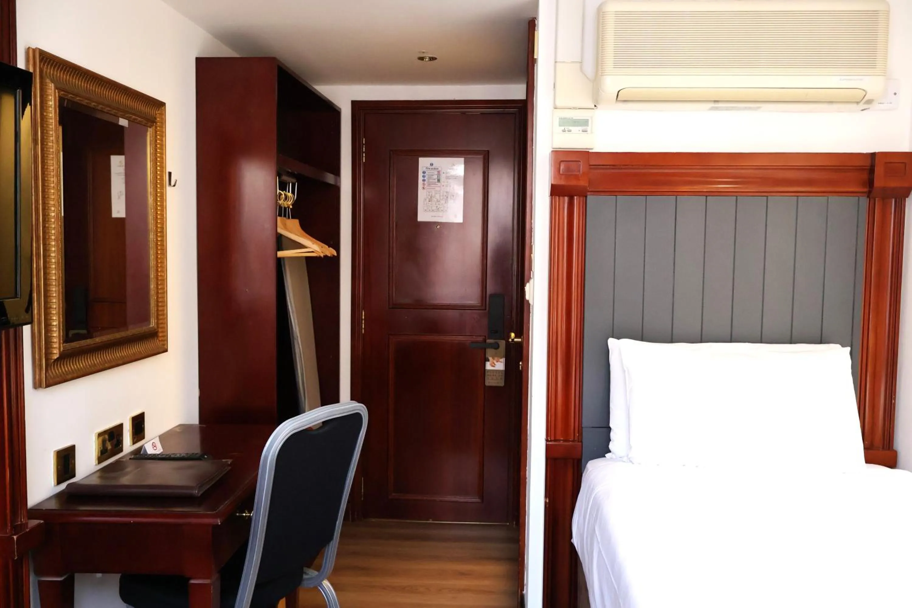 Bedroom, Bed in Dreamtel London Kensington