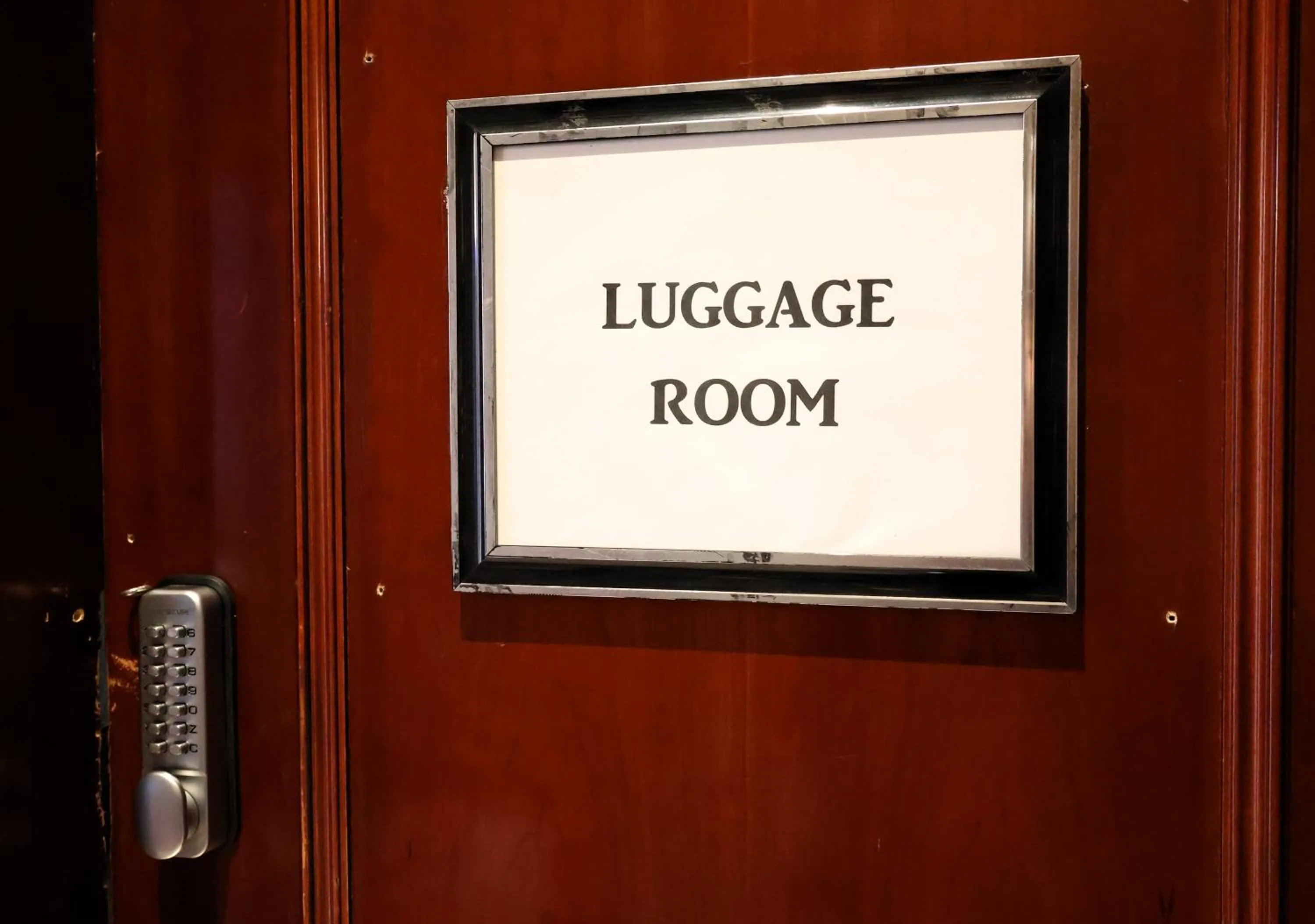 Text overlay in Dreamtel London Kensington