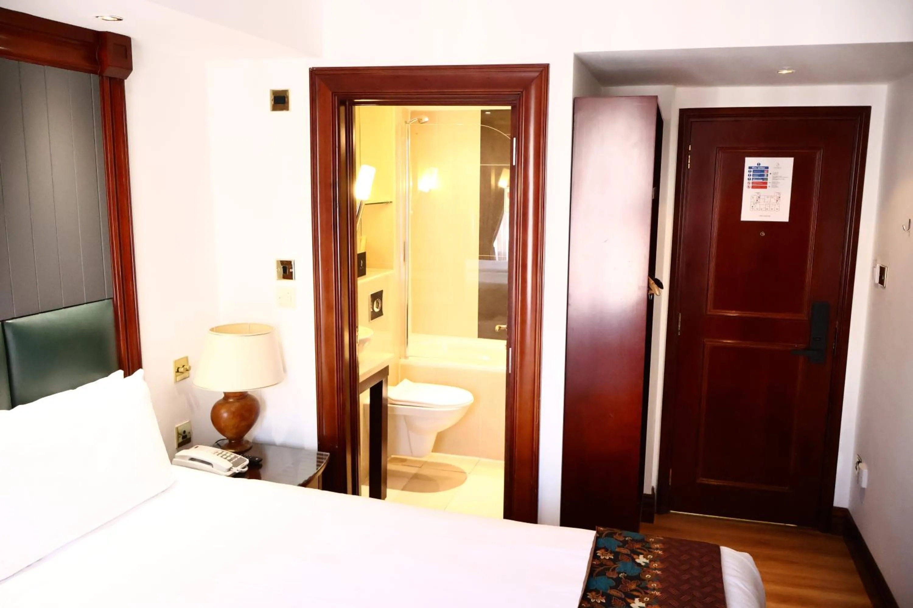 Bathroom, Bed in Dreamtel London Kensington