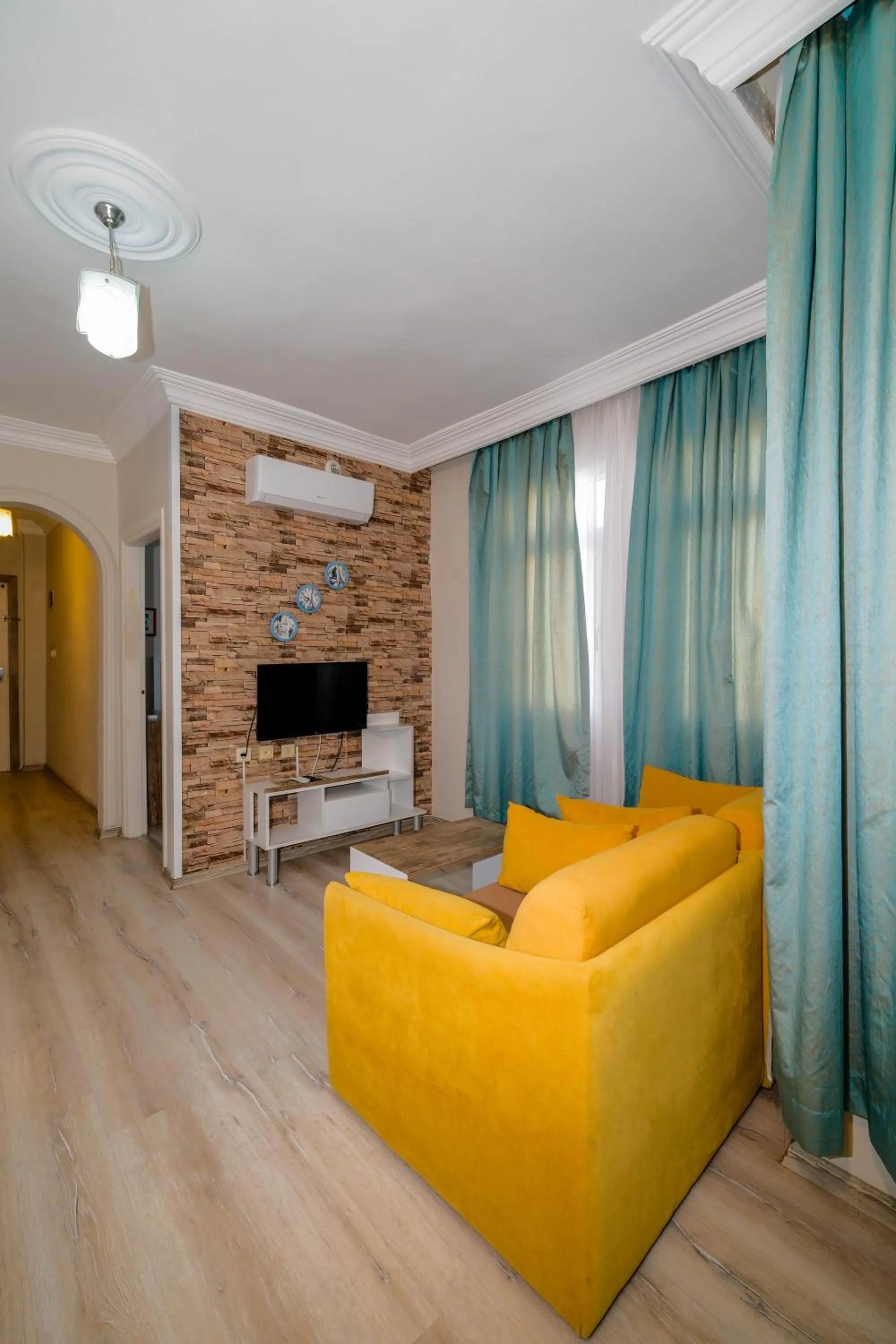 Family in Cleopatra King Apart