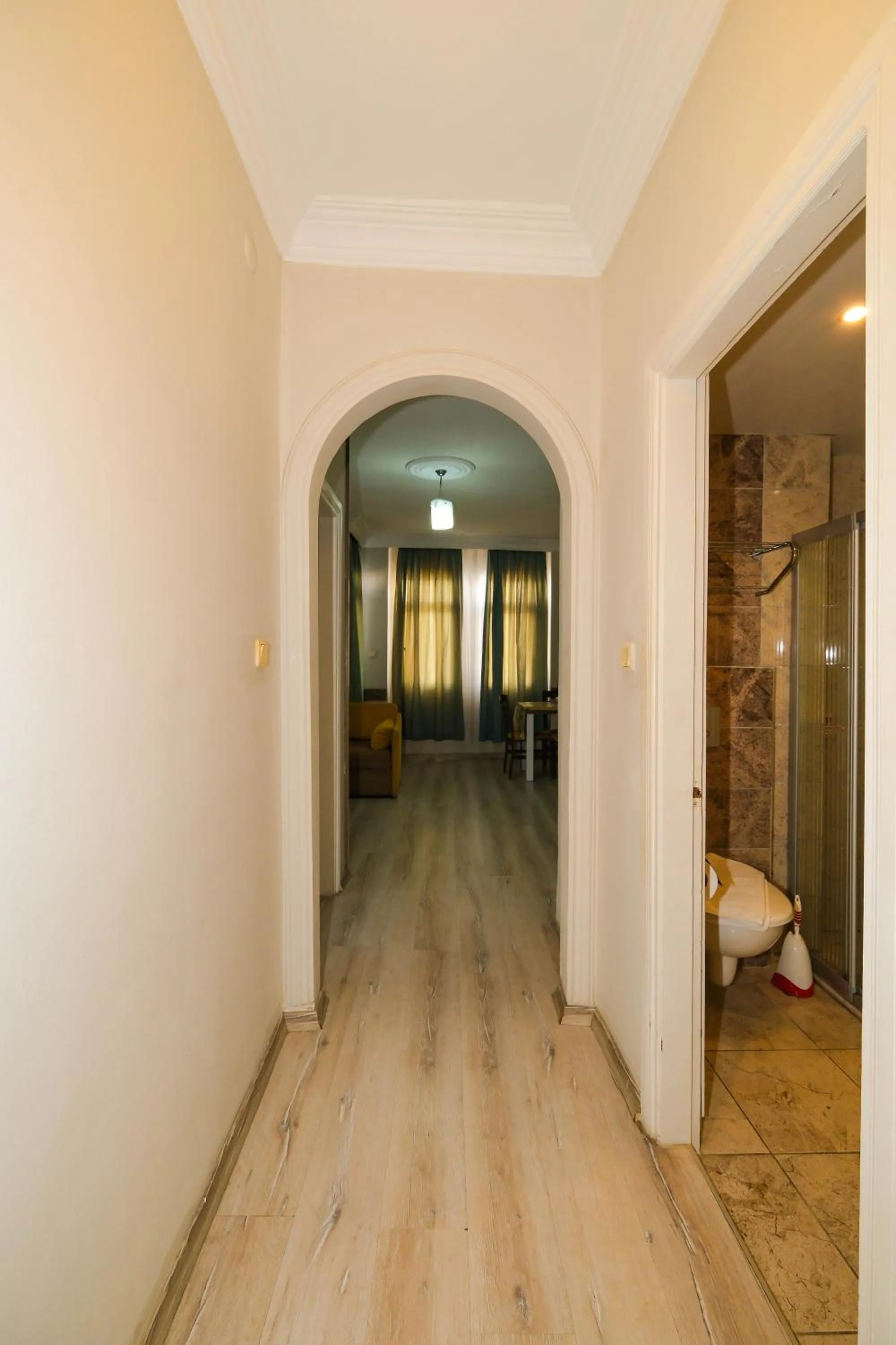 Family in Cleopatra King Apart