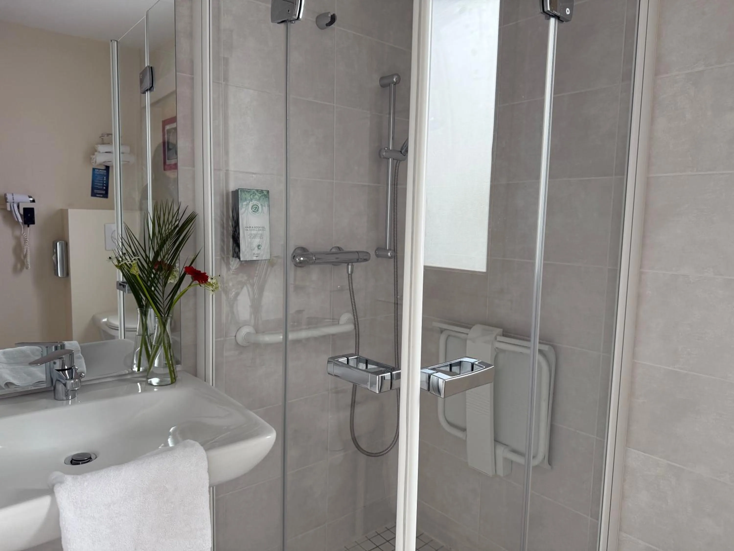 Shower in Kyriad Rennes Sud - Cesson Chantepie