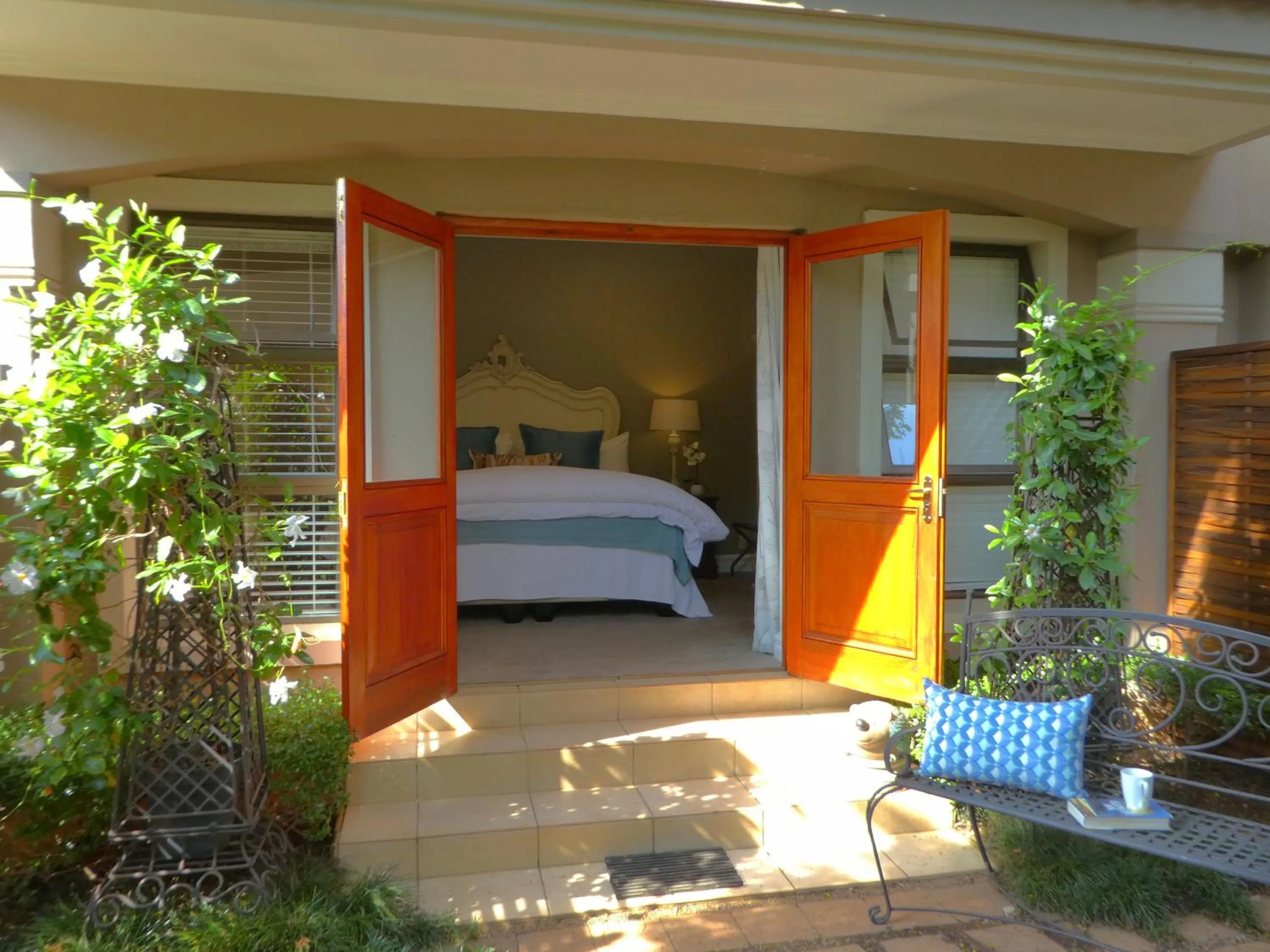 Property building, Bed in 58 On Hume