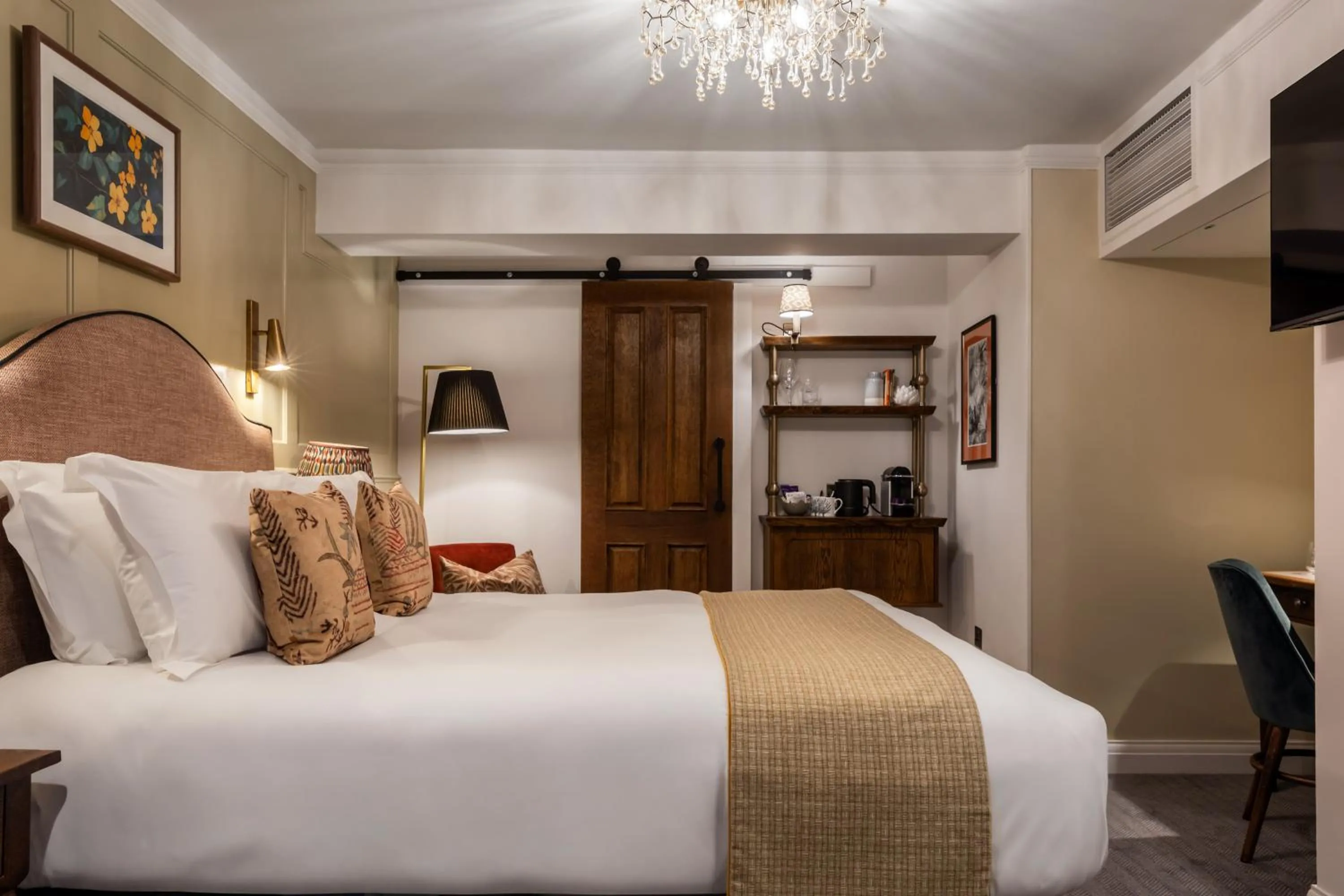 Bedroom, Bed in Coach & Horses Hotel