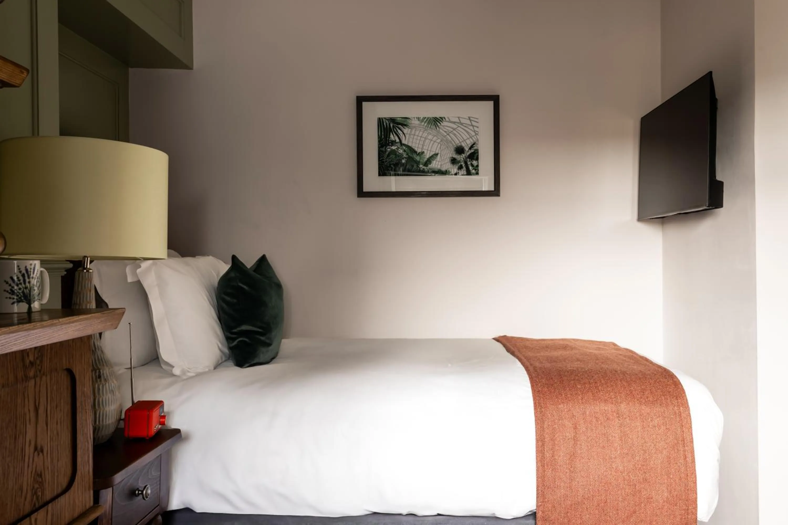 Bedroom, Bed in Coach & Horses Hotel