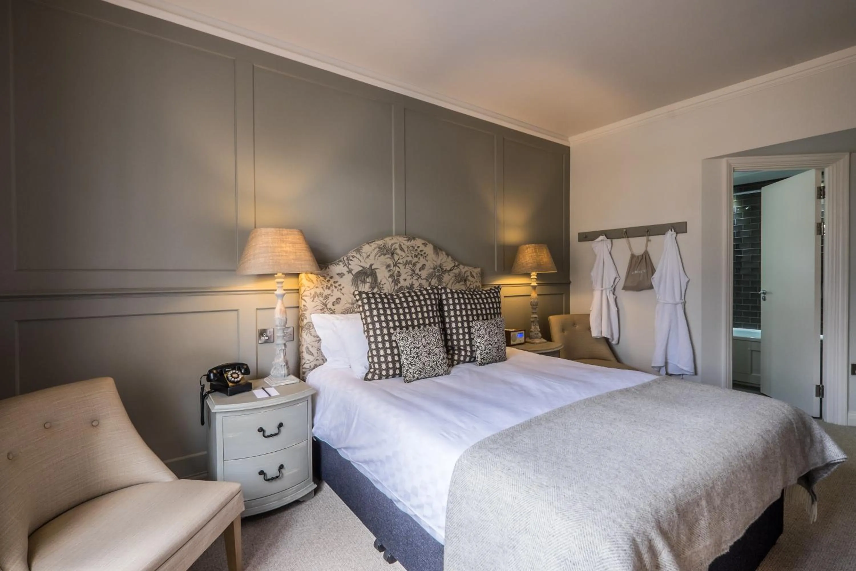 Bedroom, Bed in Coach & Horses Hotel